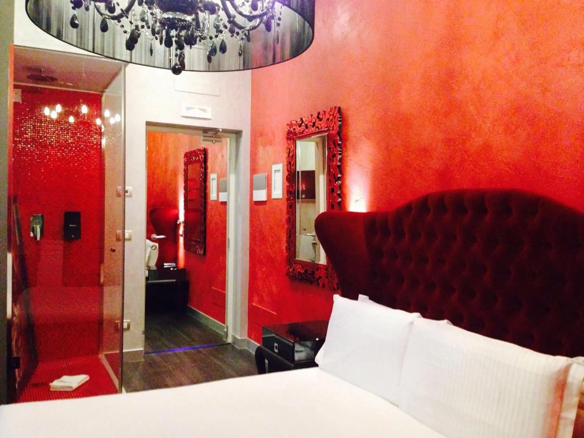 Photo of the whole room, Bed in iRooms Central Station