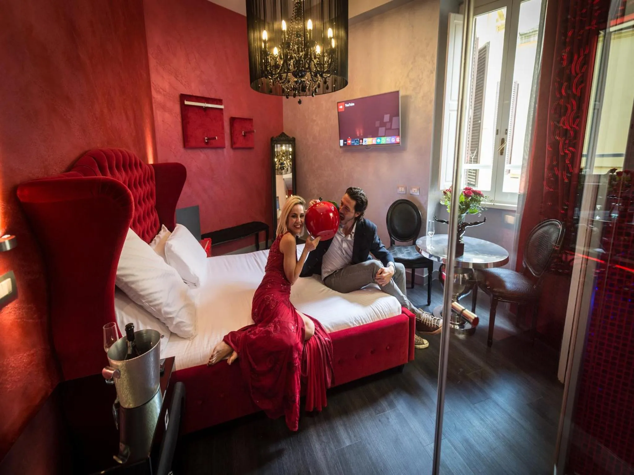 Photo of the whole room, Bed in iRooms Central Station