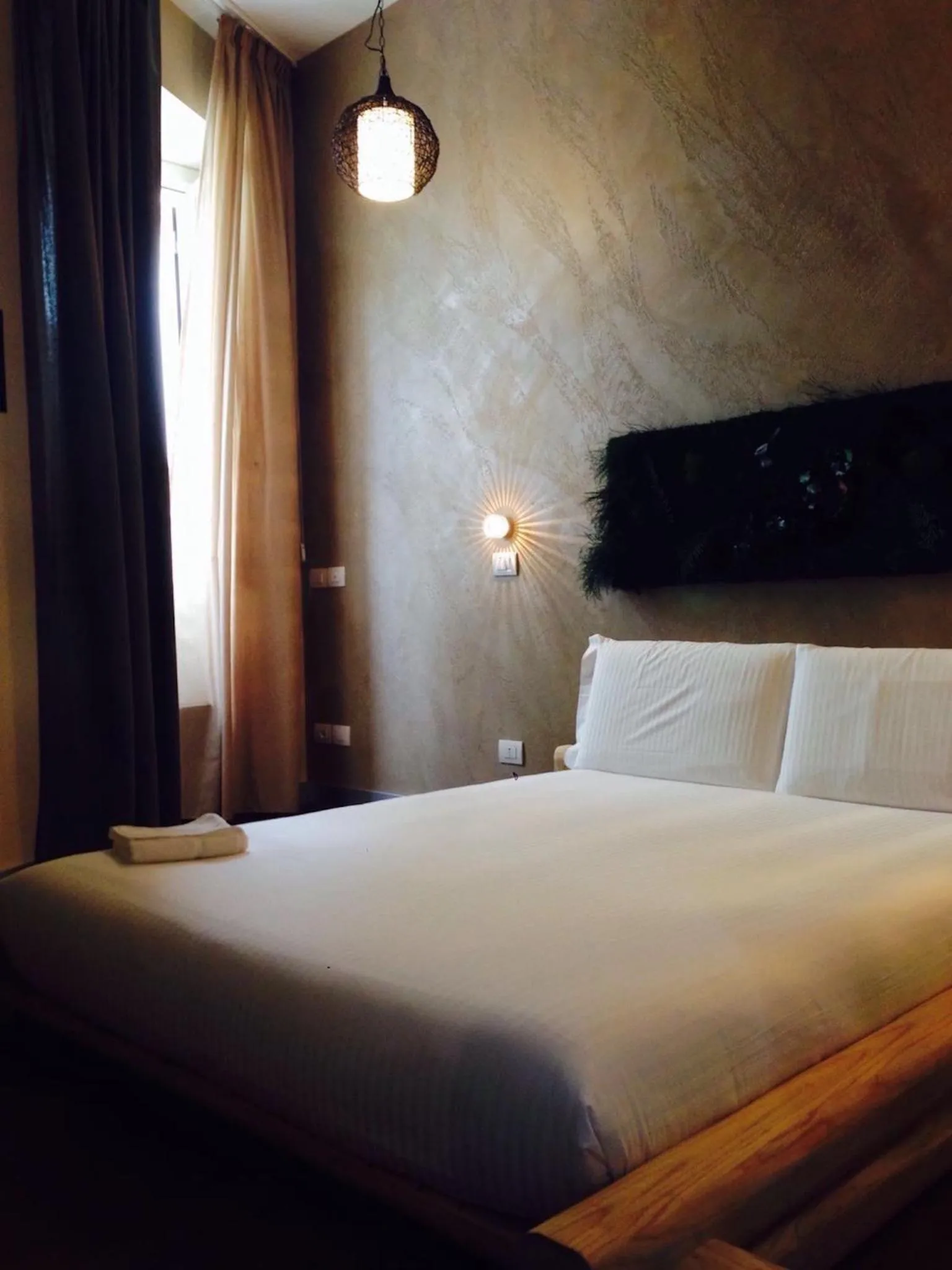 Photo of the whole room, Bed in iRooms Central Station