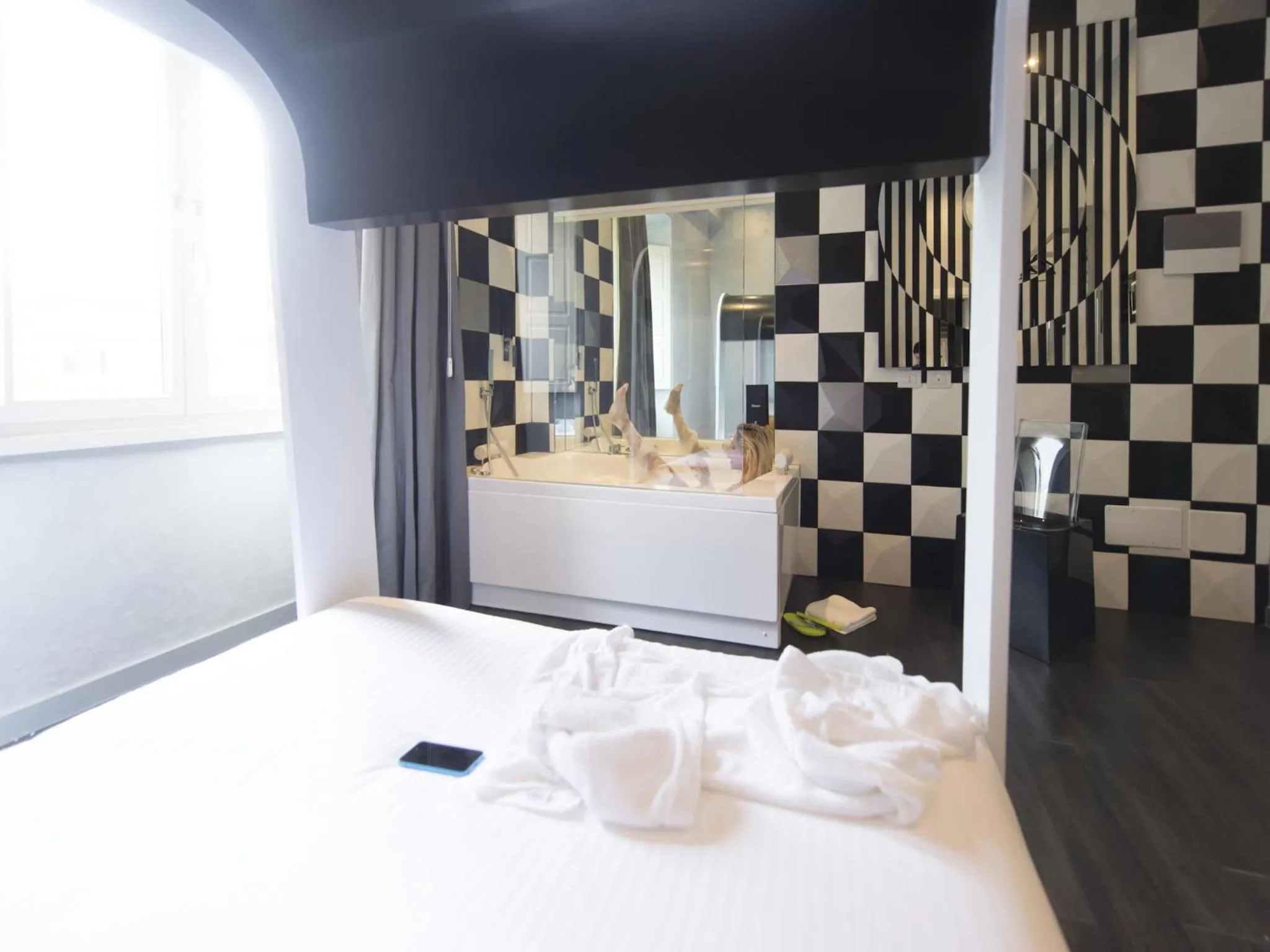 Photo of the whole room, Bed in iRooms Central Station