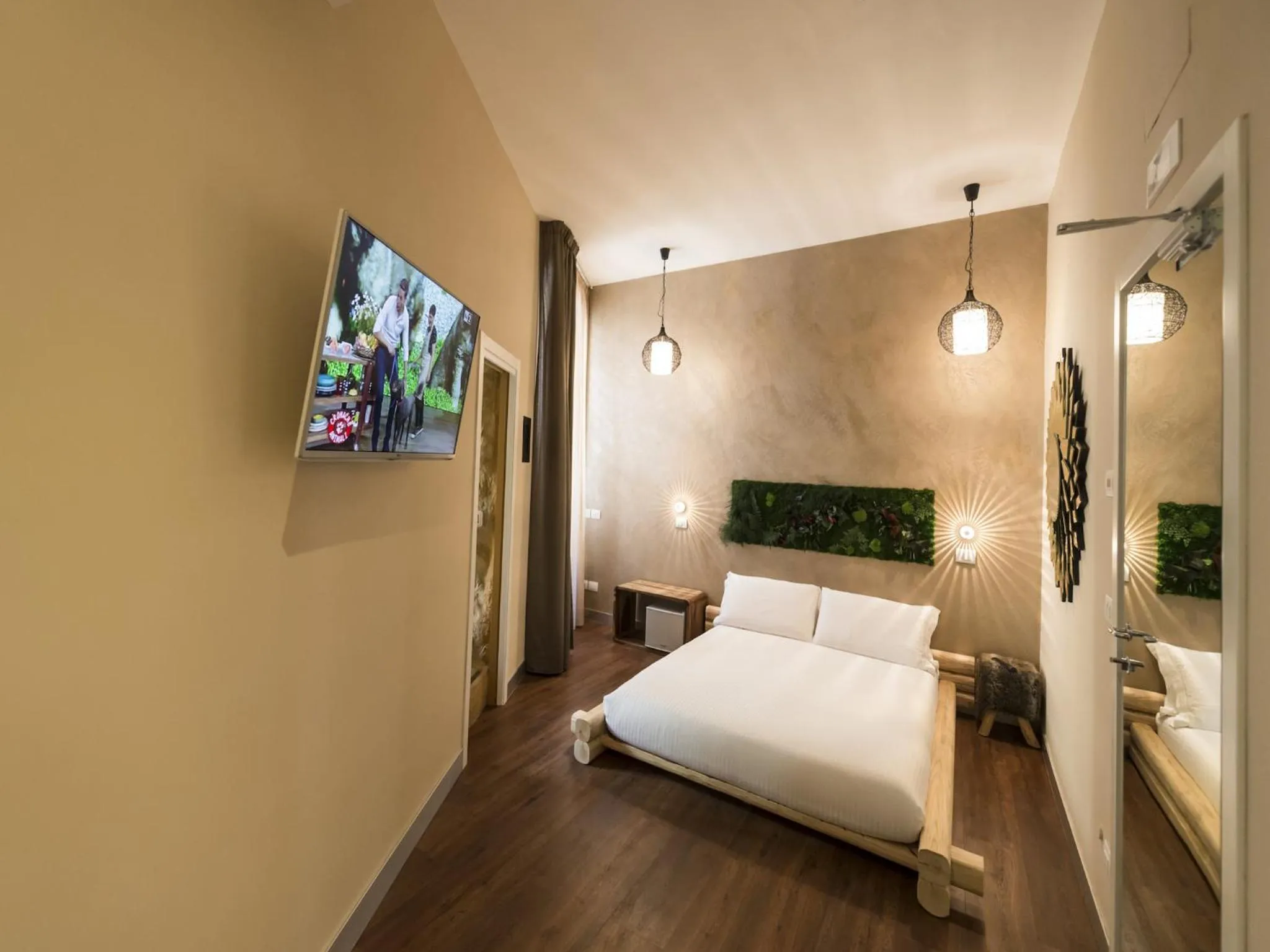 Photo of the whole room, Bed in iRooms Central Station