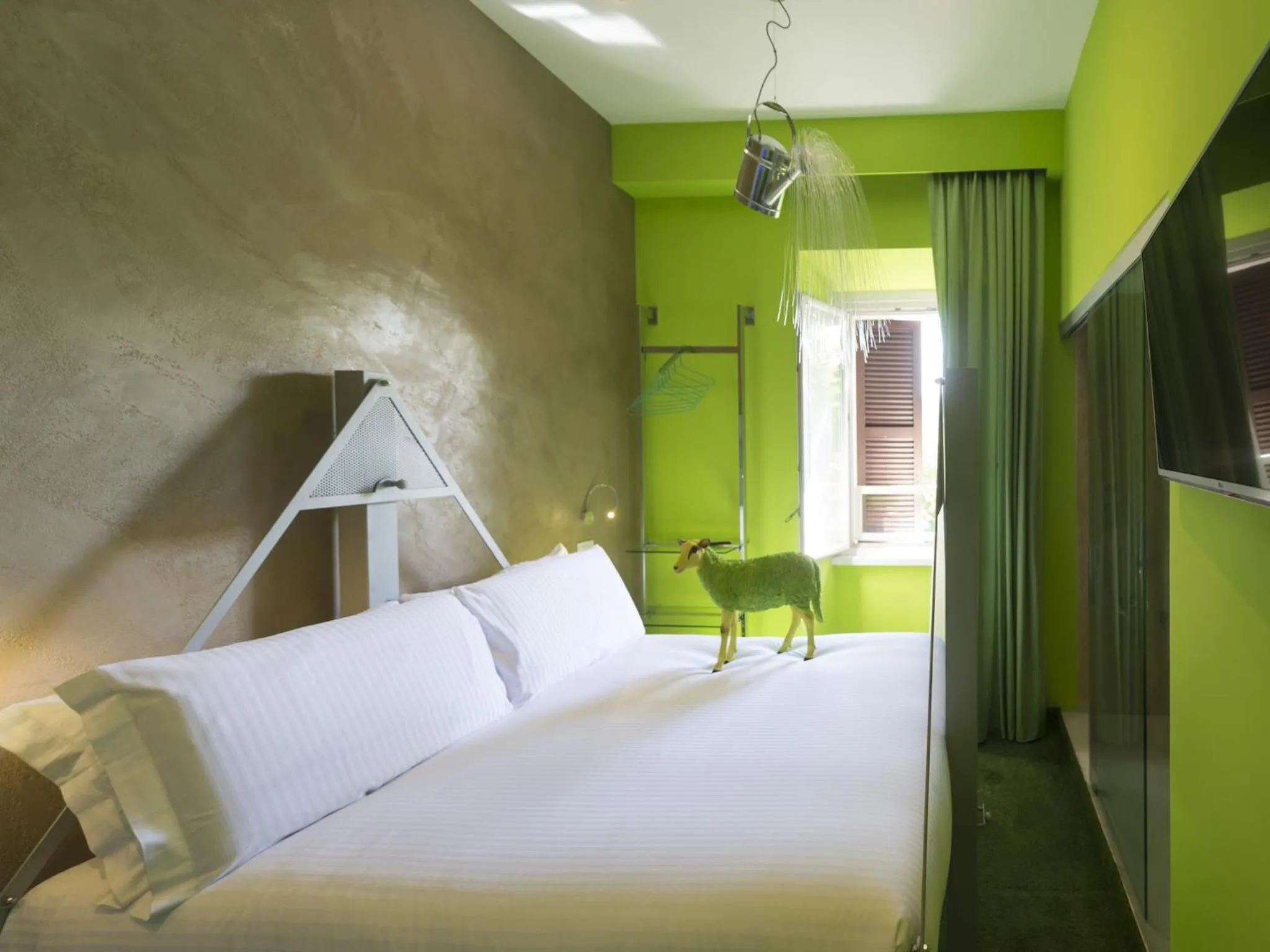 Photo of the whole room, Bed in iRooms Central Station