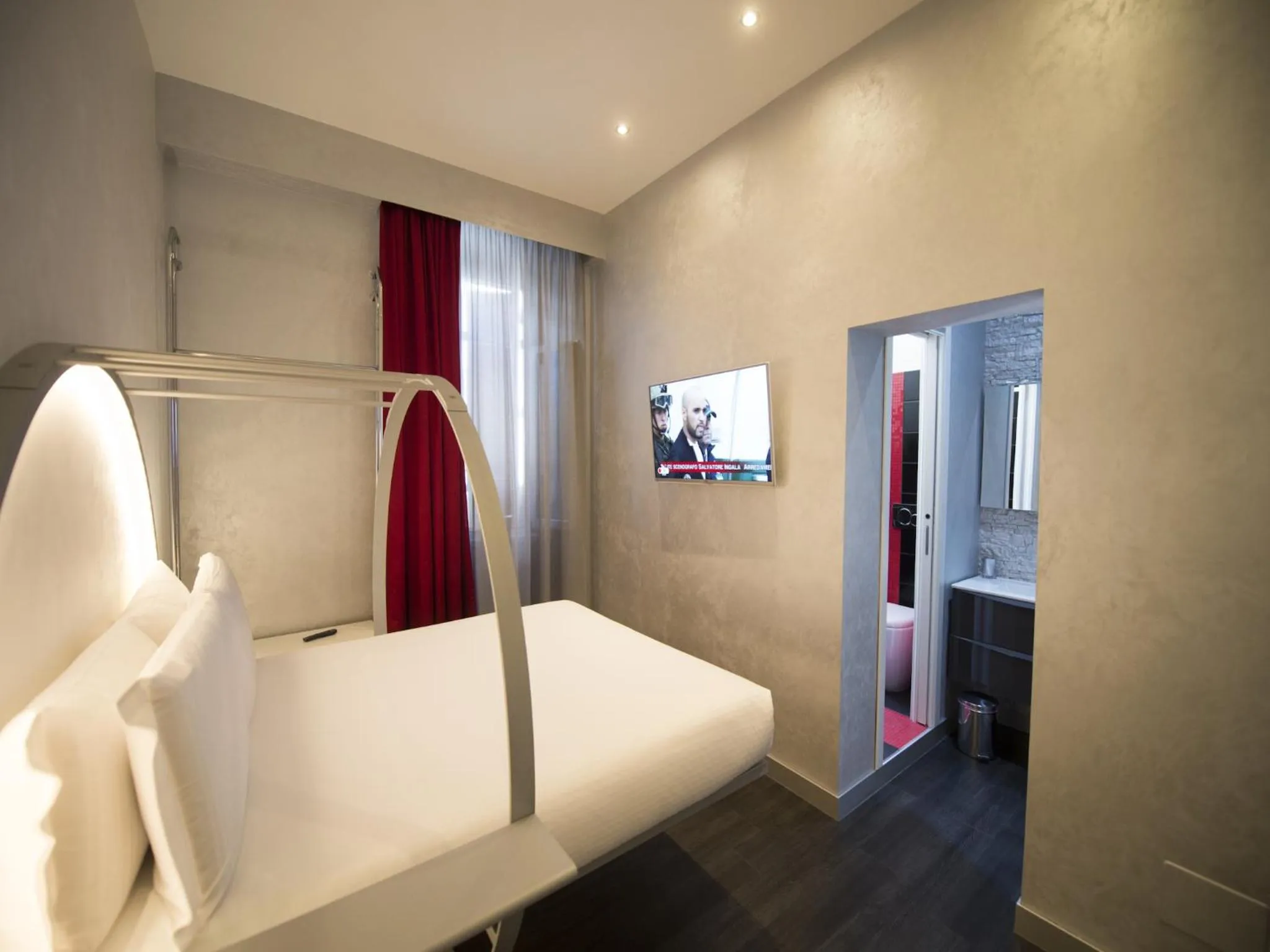 Photo of the whole room, Bed in iRooms Central Station