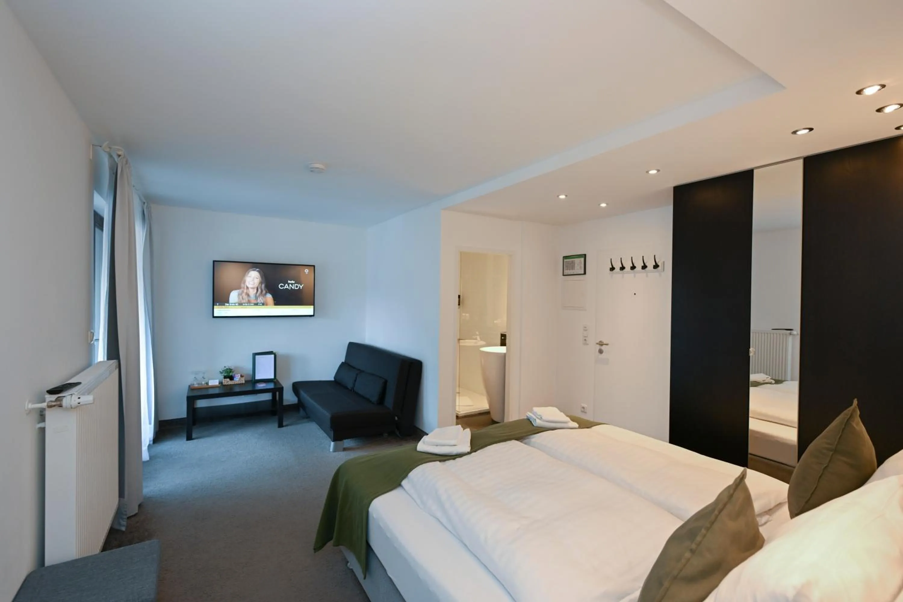 Photo of the whole room, Bed in Hardi's Hotel