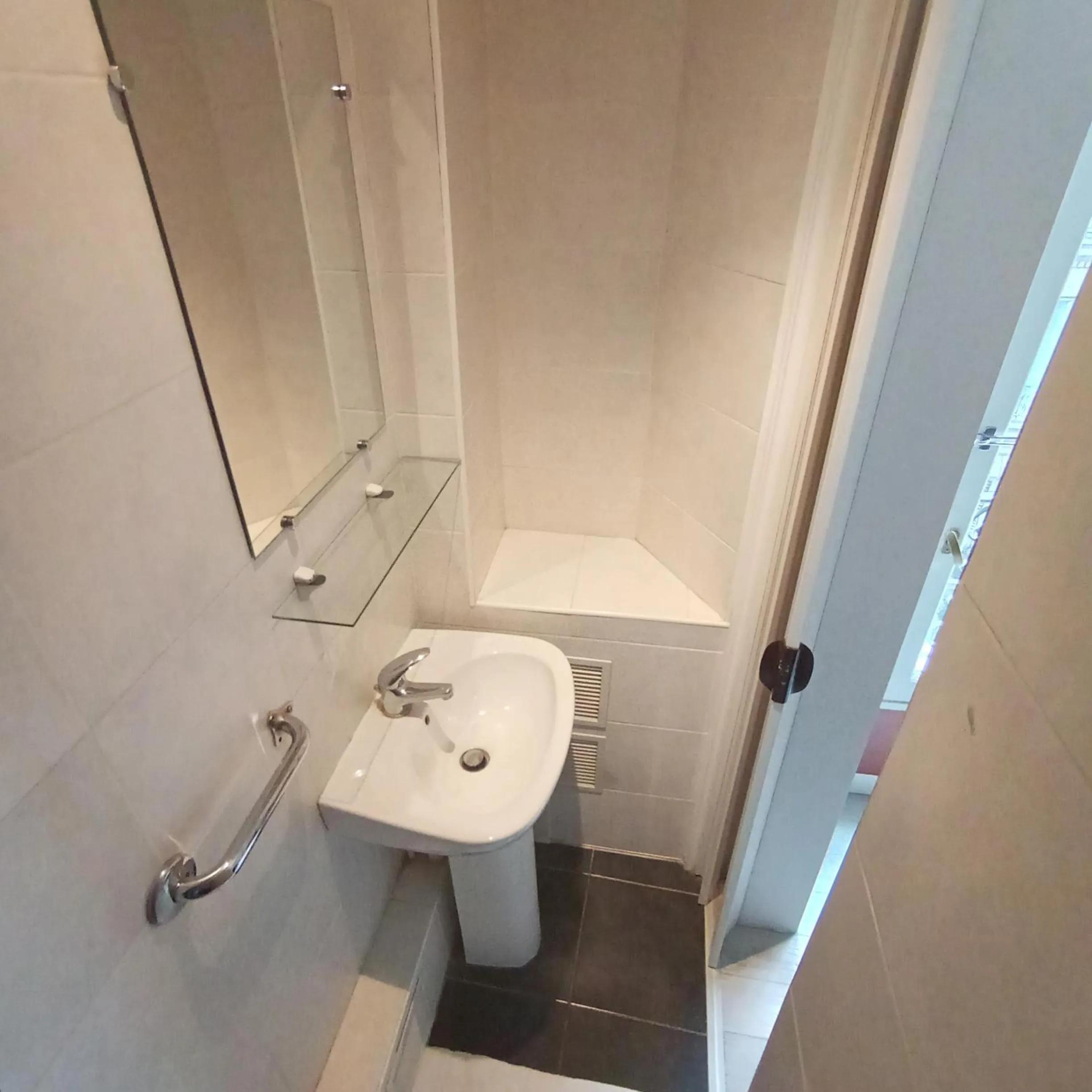 Bathroom in Caulaincourt Montmartre by Hiphophostels