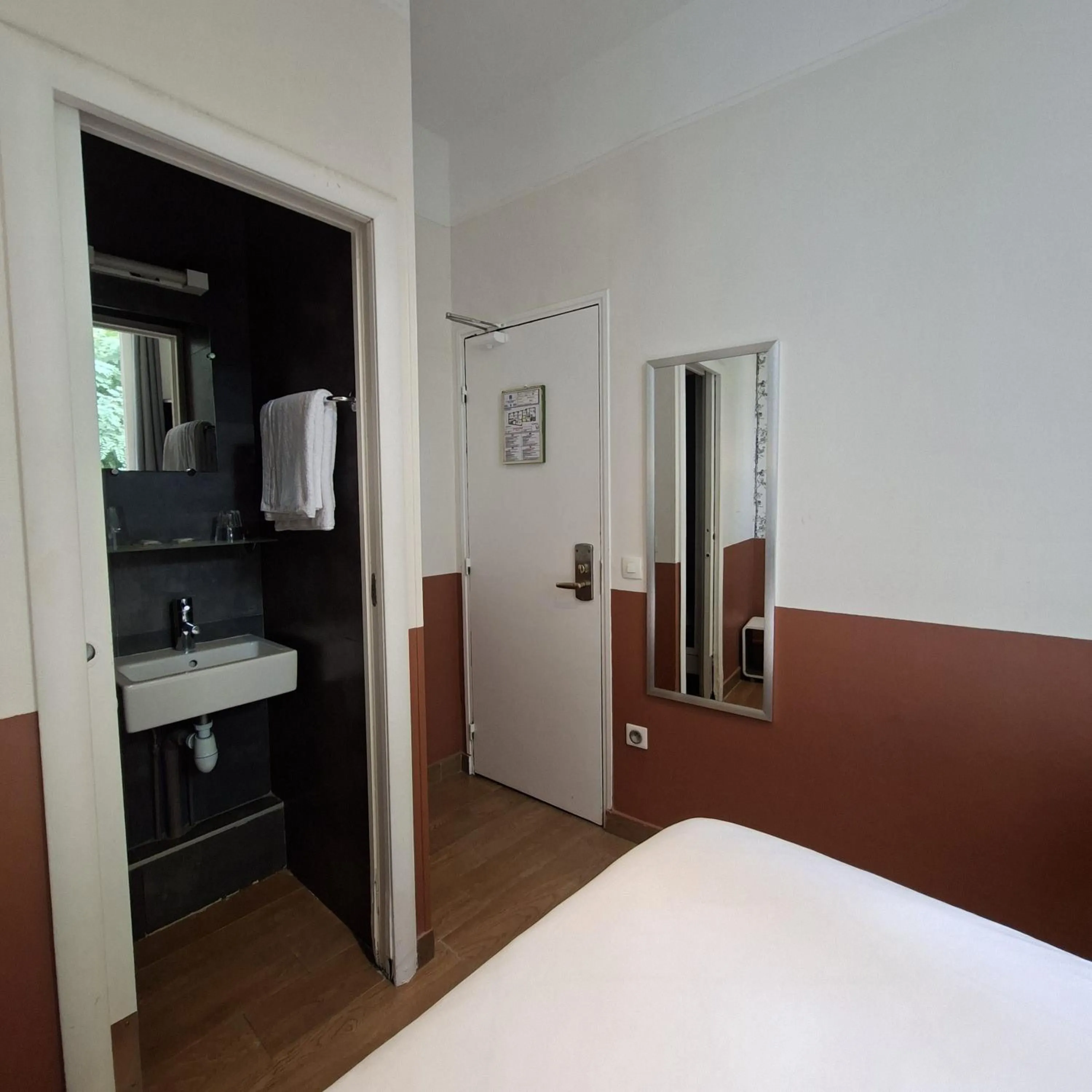 Photo of the whole room, Bed in Caulaincourt Montmartre by Hiphophostels