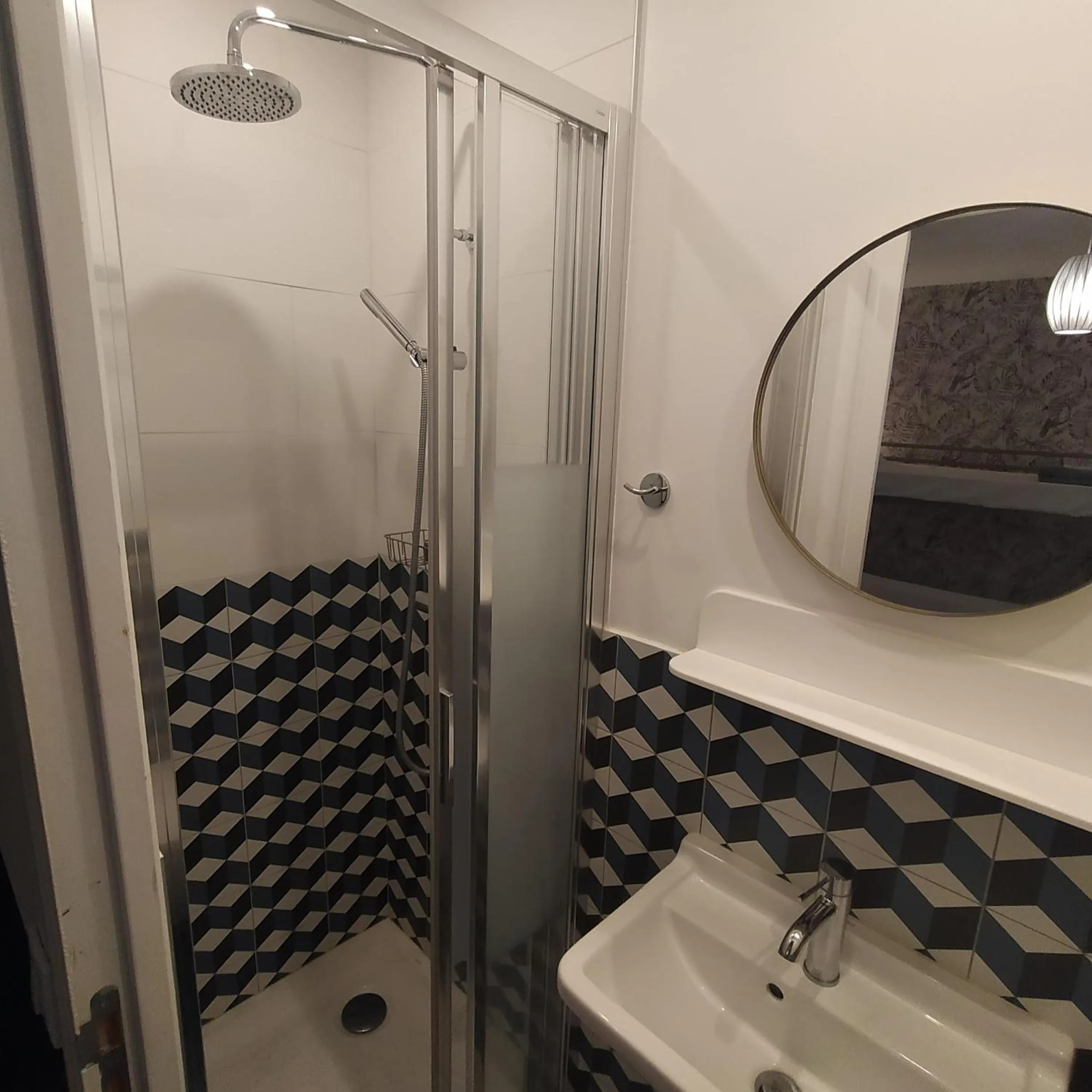 Shower in Caulaincourt Montmartre by Hiphophostels