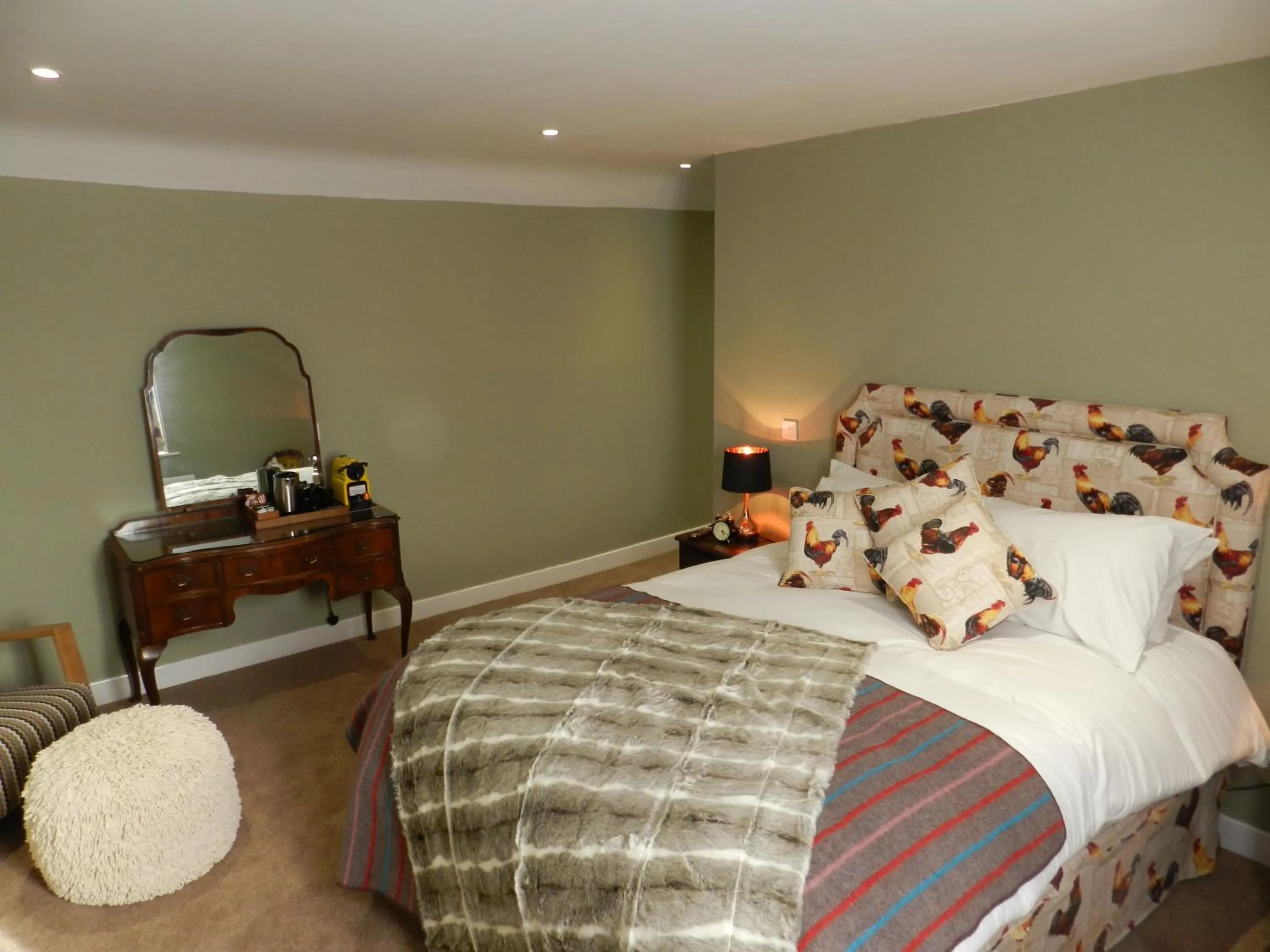 Photo of the whole room, Bed in White Swan Inn