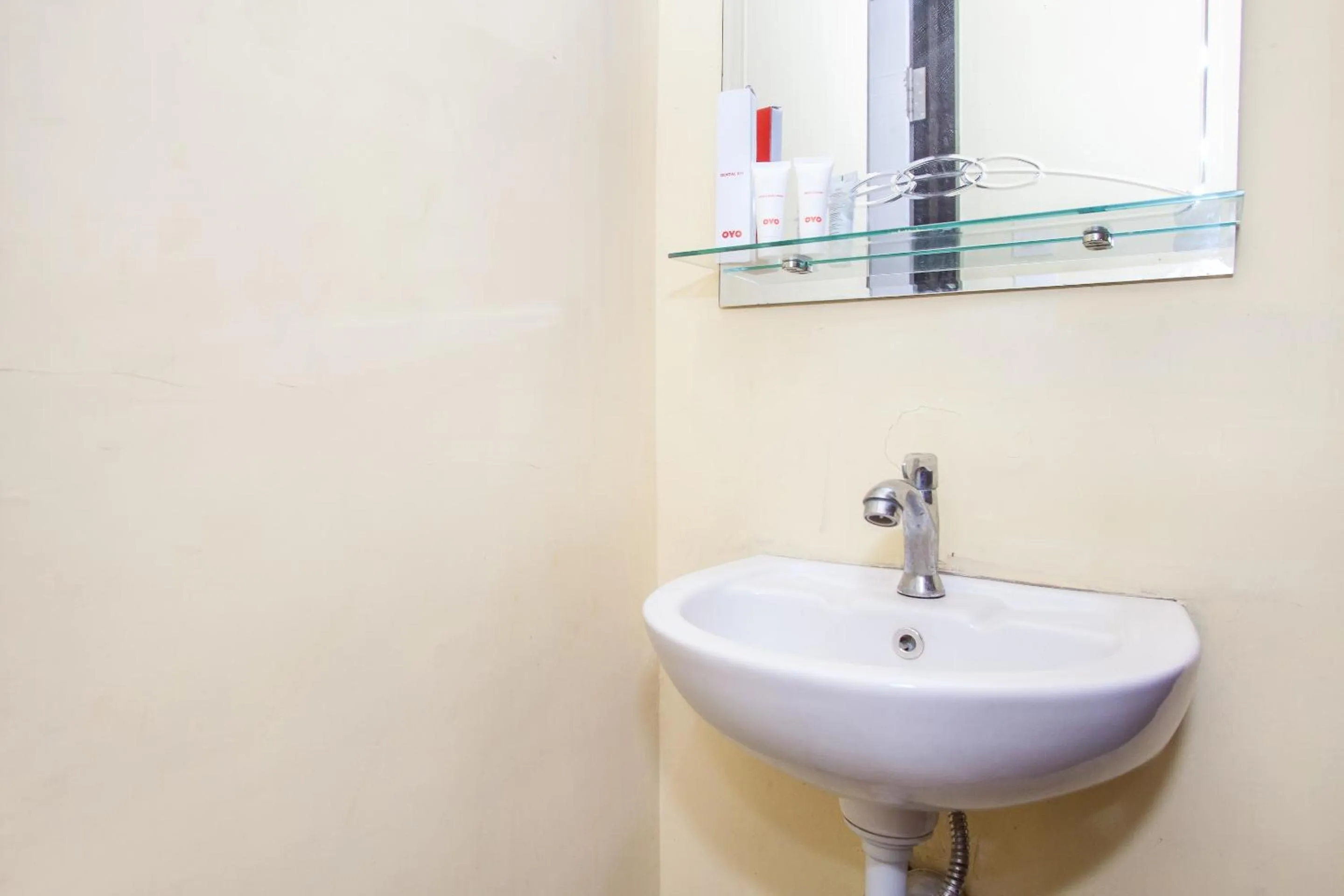 Bathroom in Capital O 887 Green Hill Hotel And Convention Center
