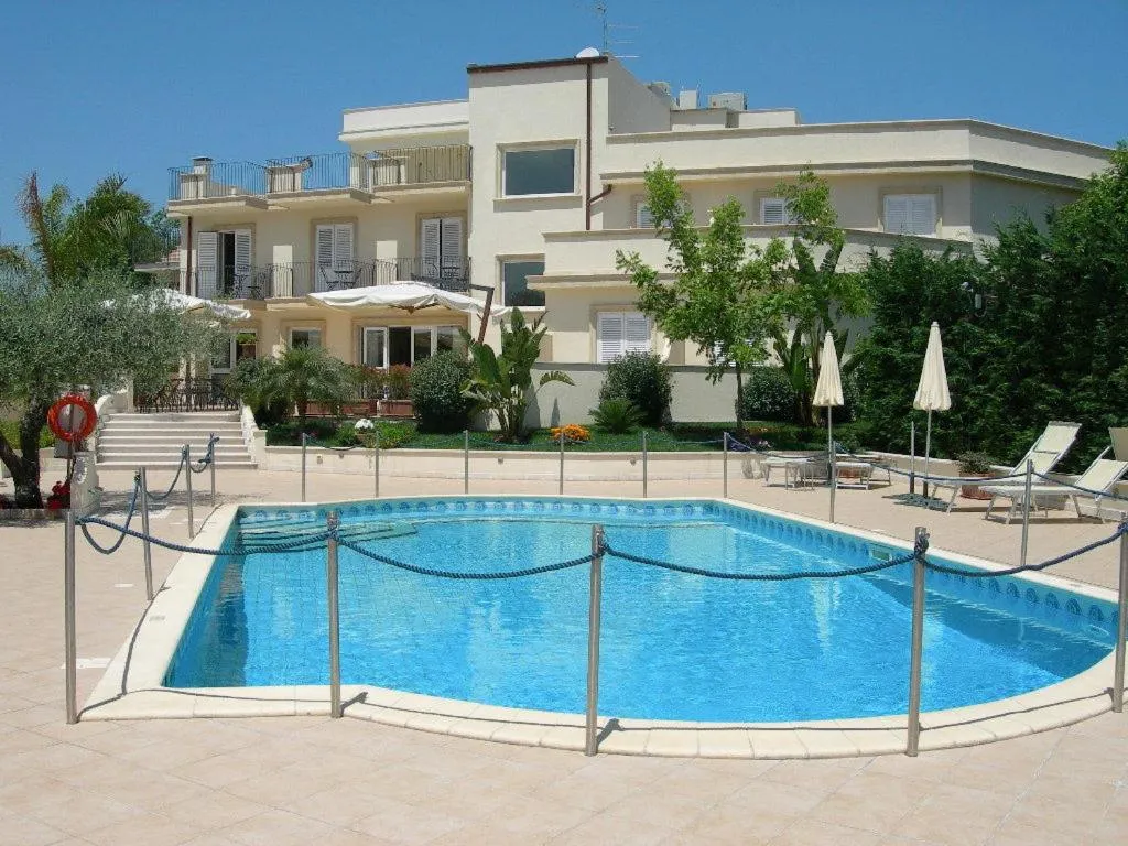 Swimming pool in Villa Daphne