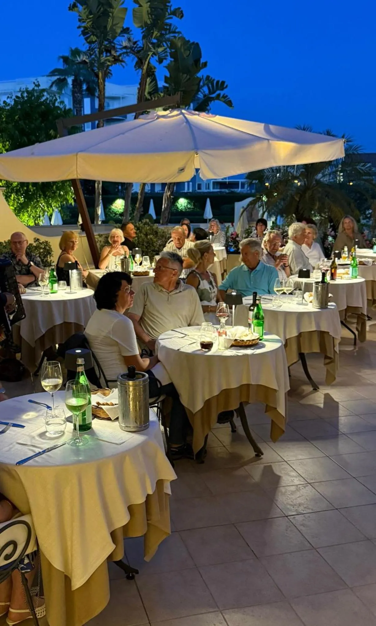 Restaurant/places to eat in Villa Daphne