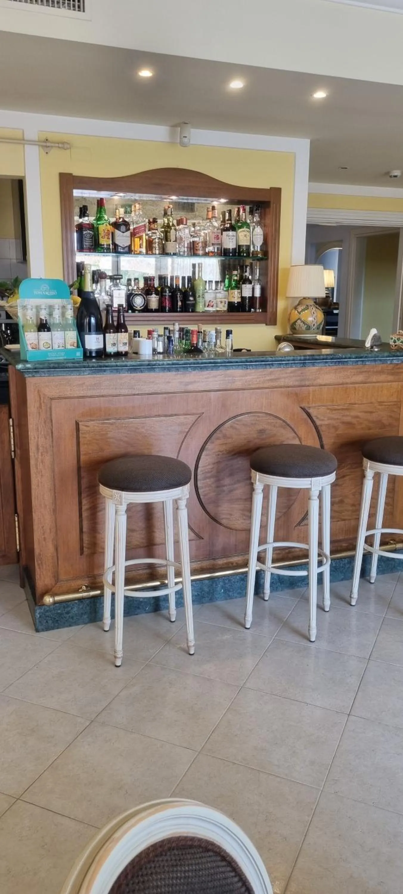 Restaurant/places to eat in Villa Daphne