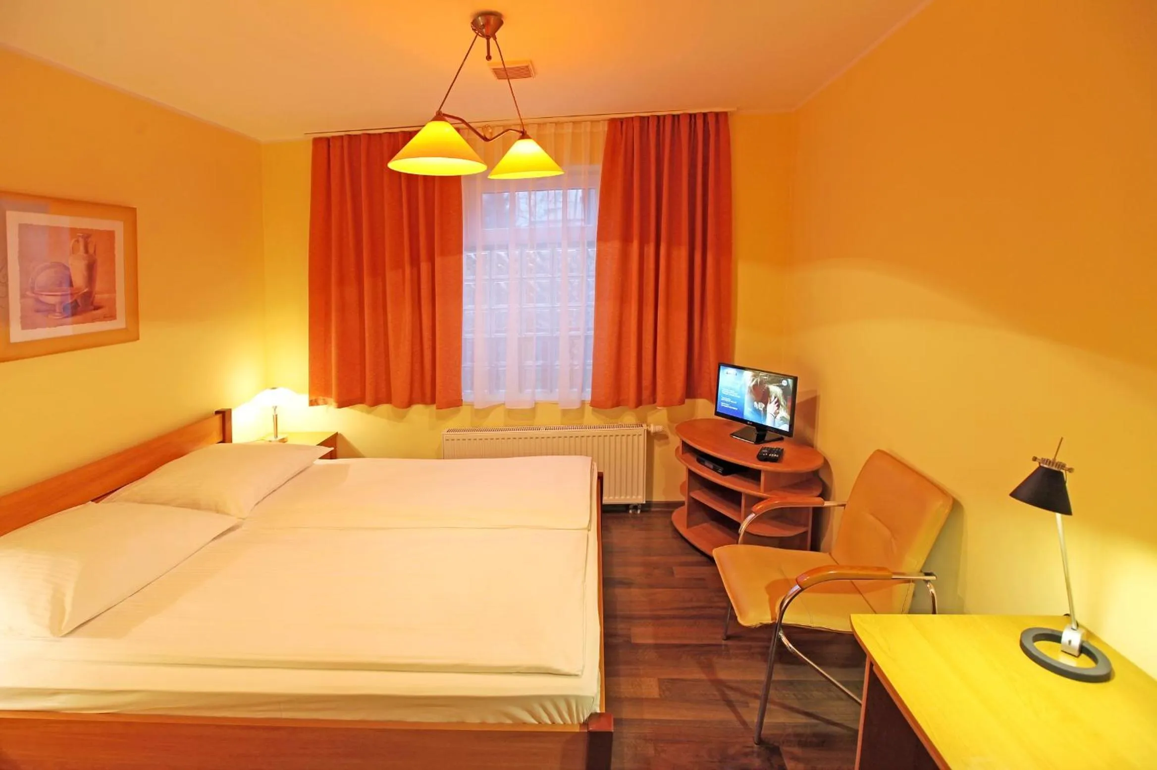 Photo of the whole room, Bed in Panorama BH