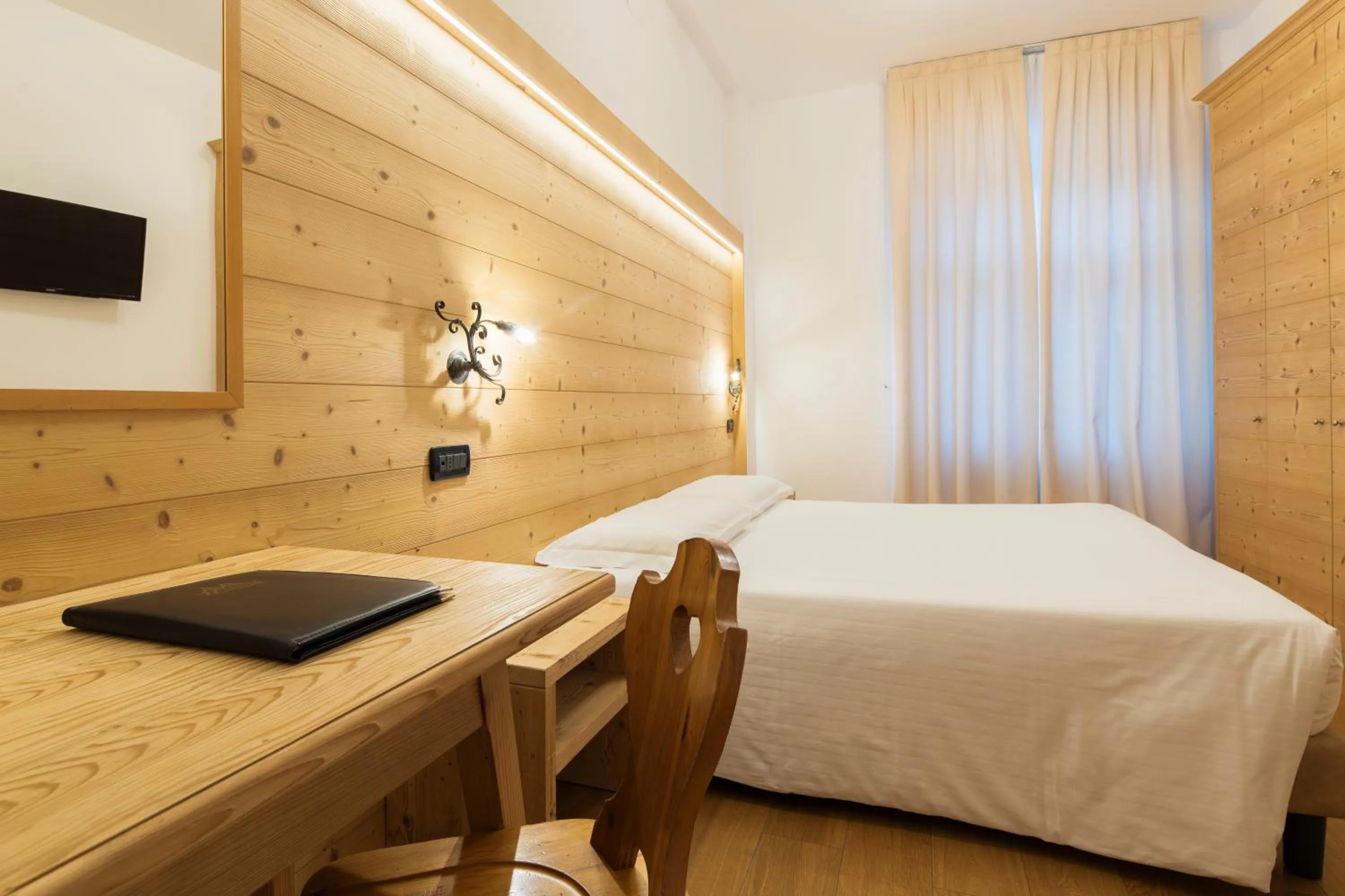 Bedroom, Bed in Hotel Montana