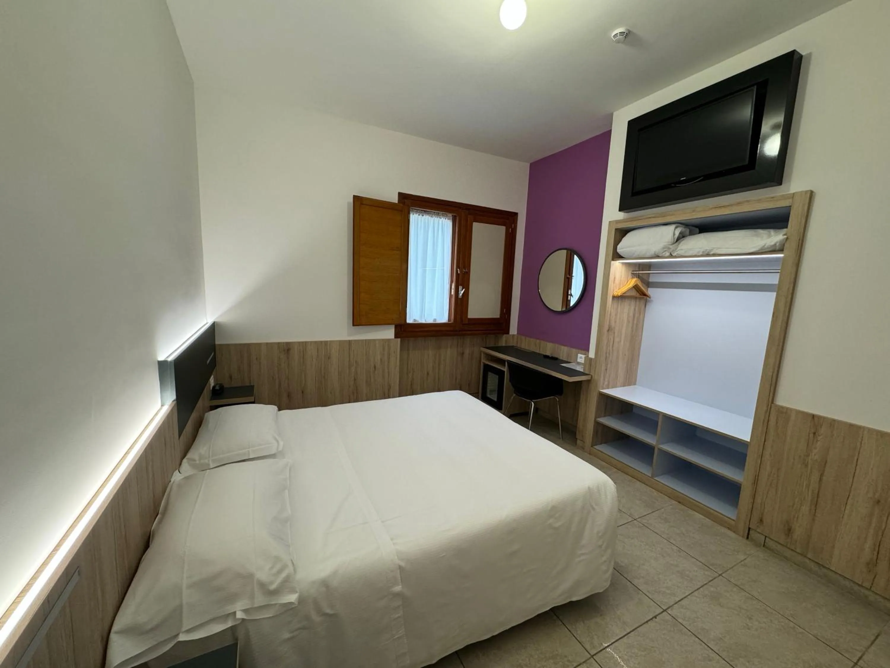 Bedroom, Bed in Hotel Holidays