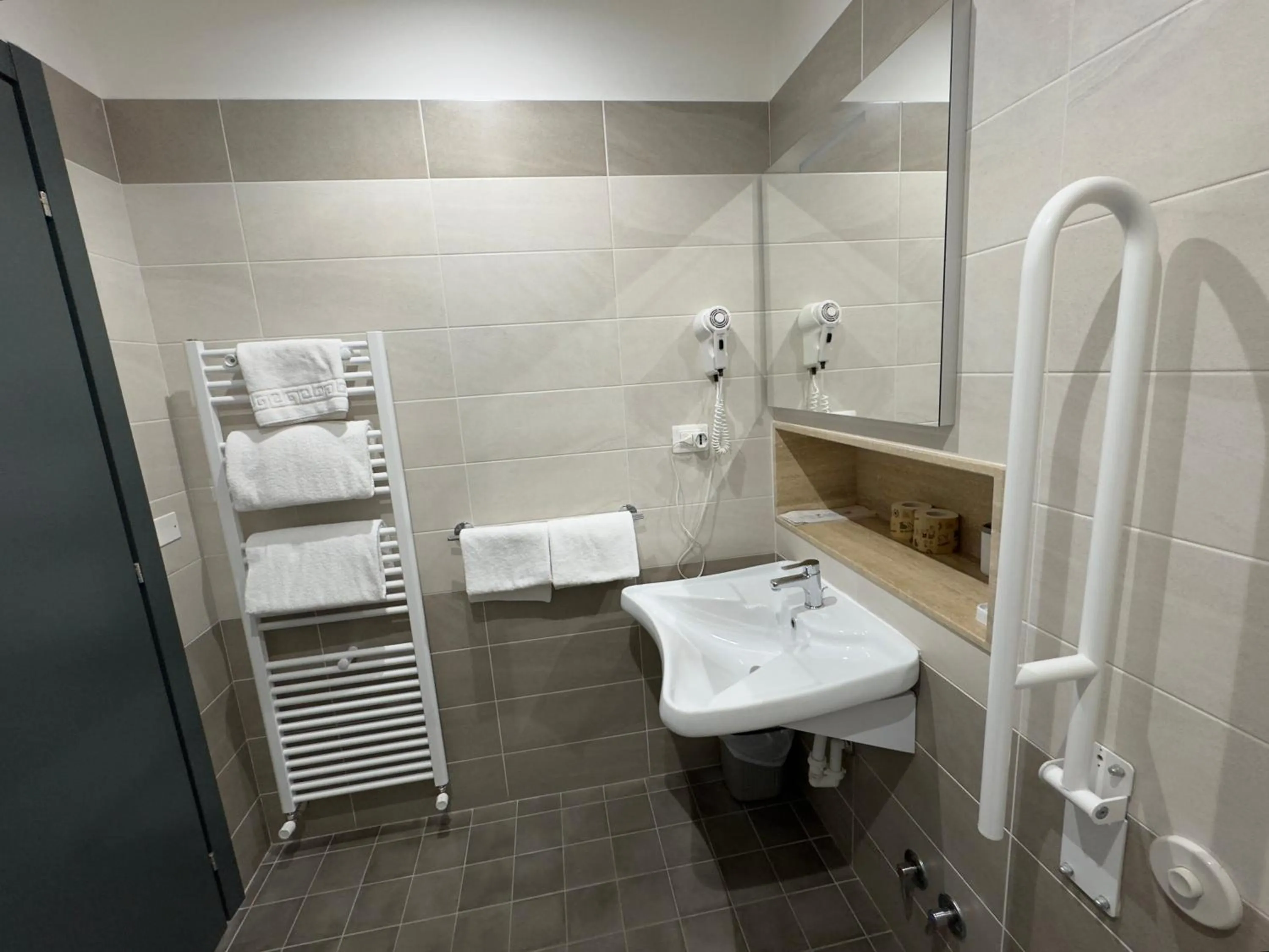 Bathroom in Hotel Holidays