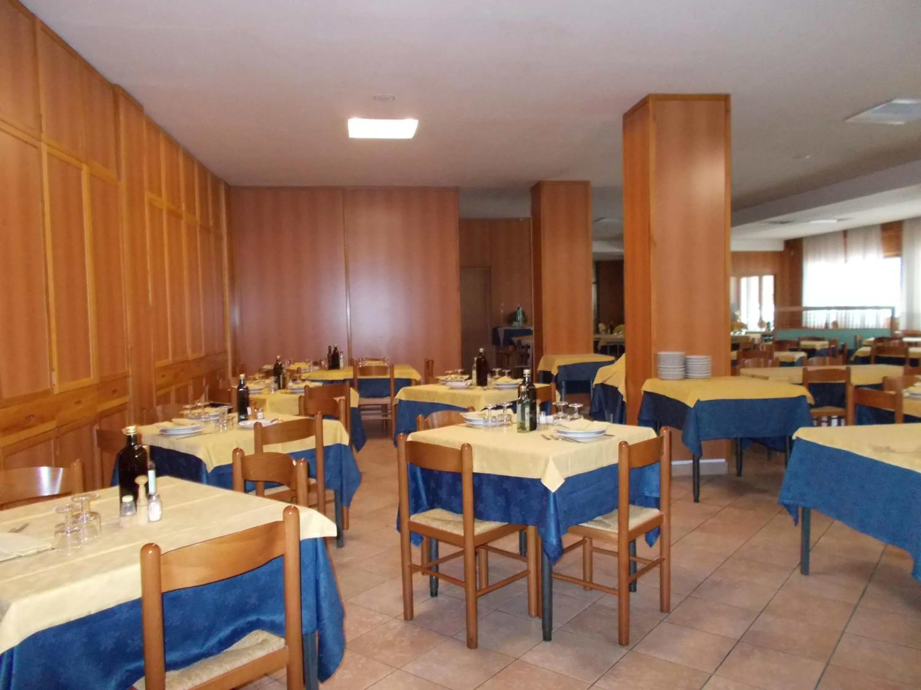 Restaurant/places to eat in Hotel Holidays