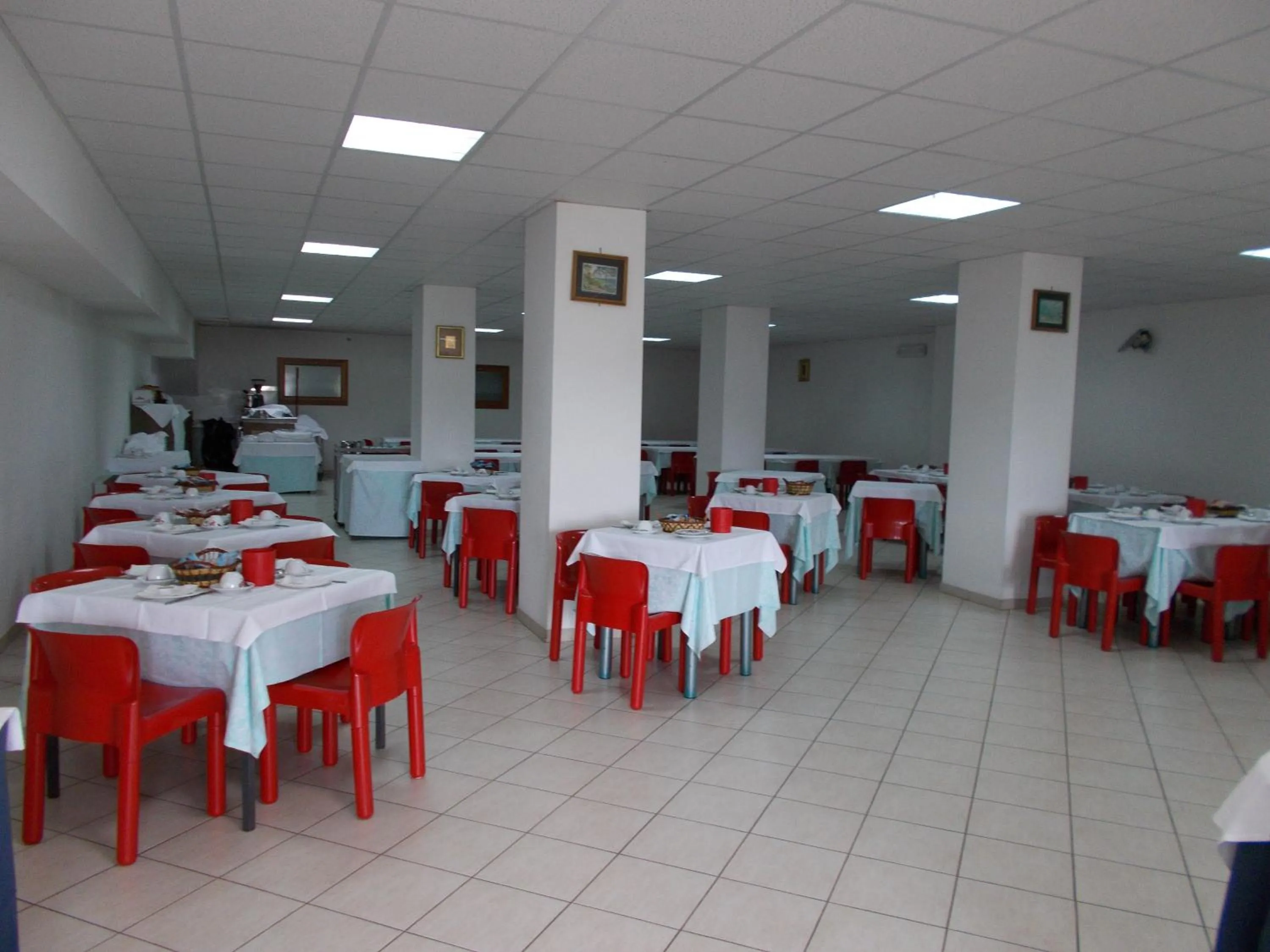 Restaurant/places to eat in Hotel Holidays