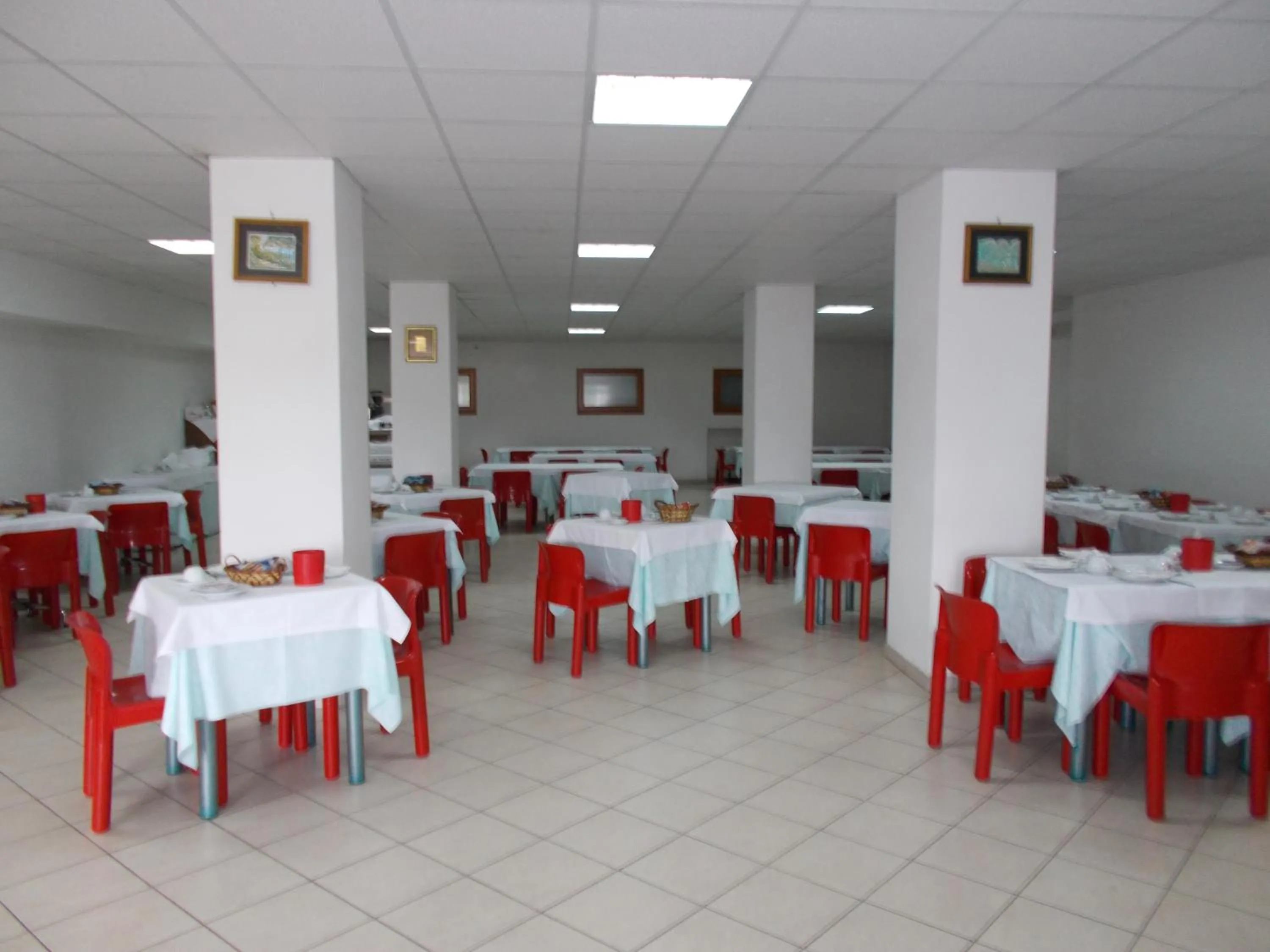 Restaurant/places to eat in Hotel Holidays