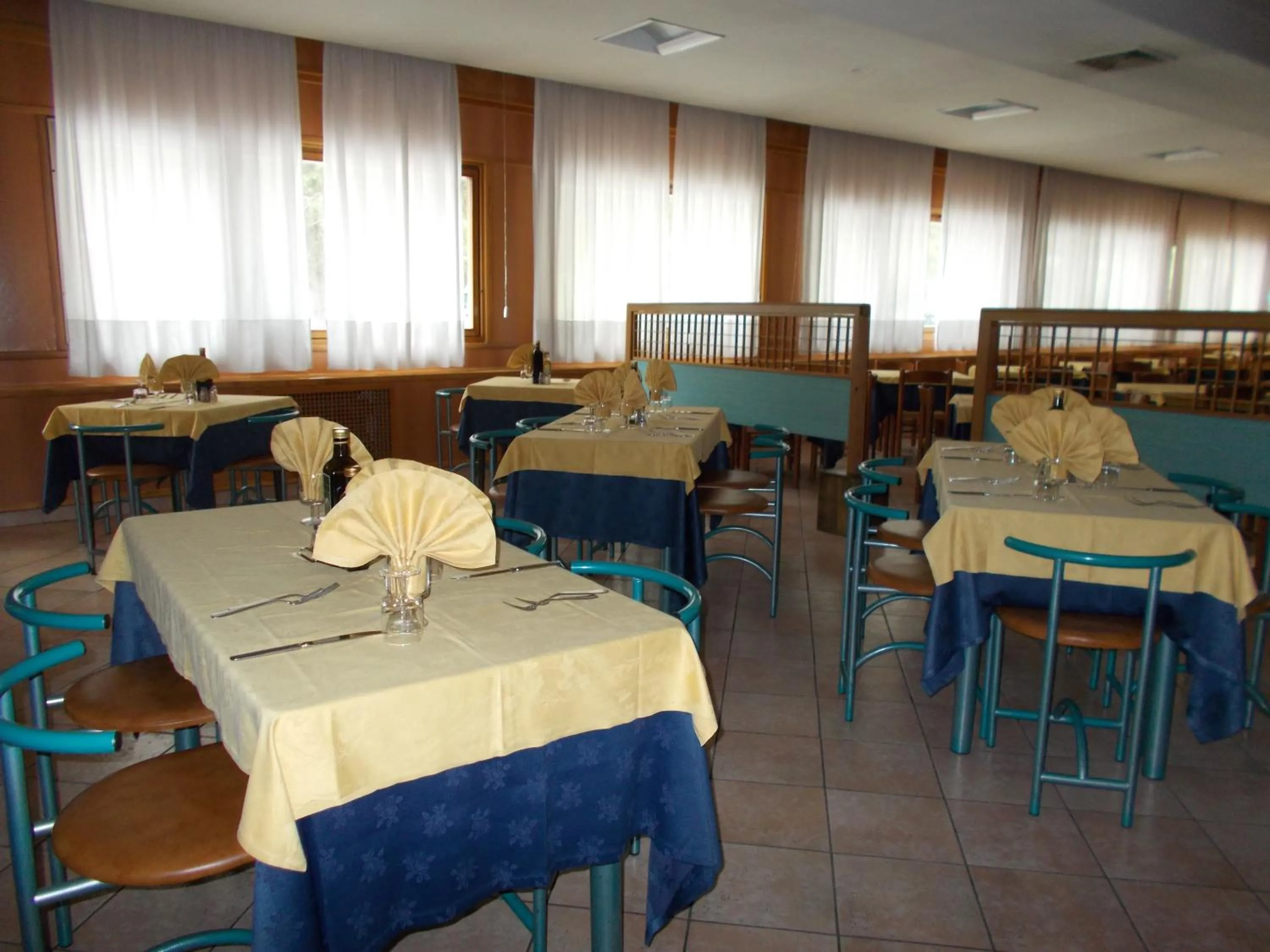 Restaurant/places to eat in Hotel Holidays