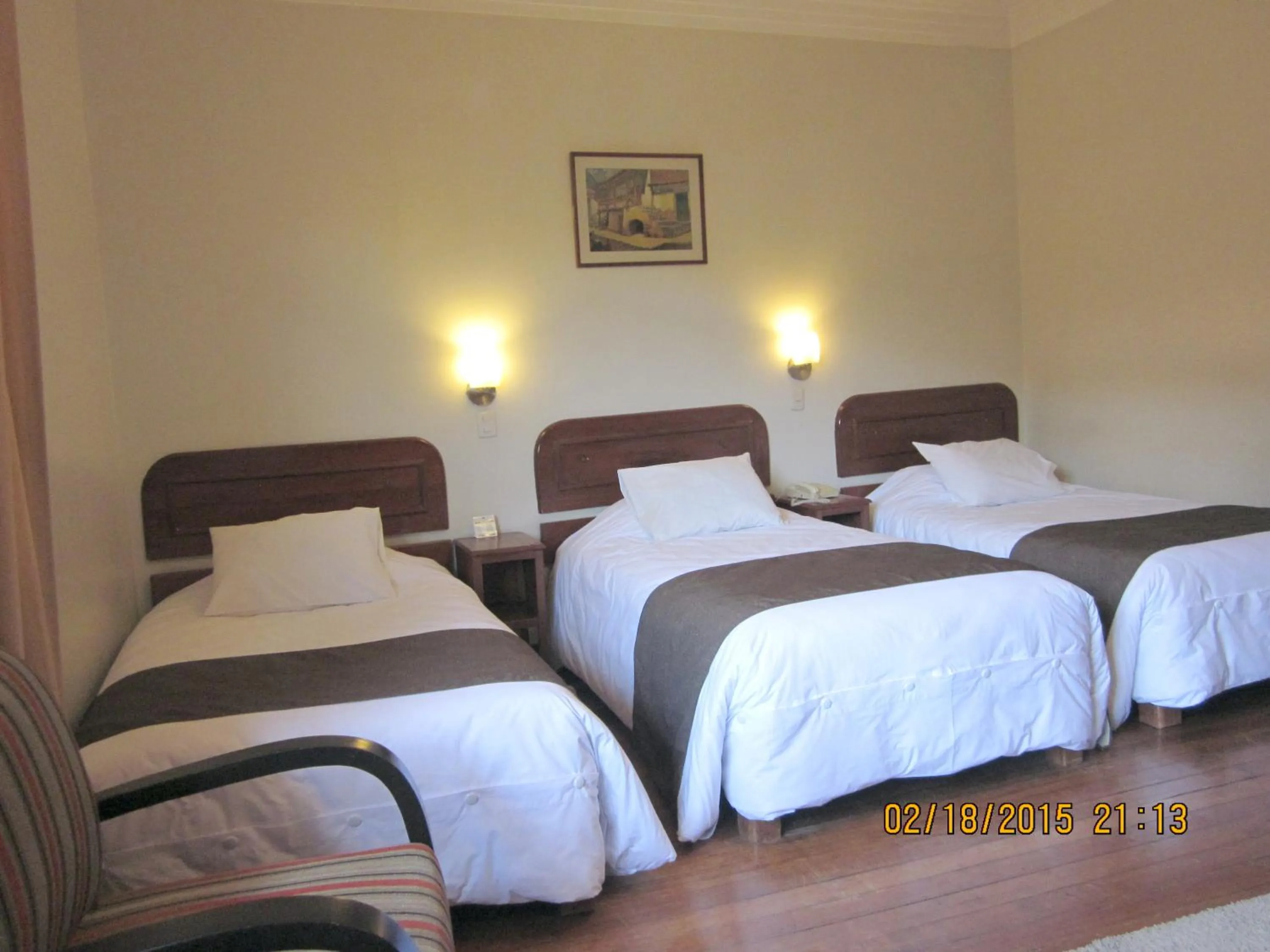 Photo of the whole room, Bed in Emperador Plaza