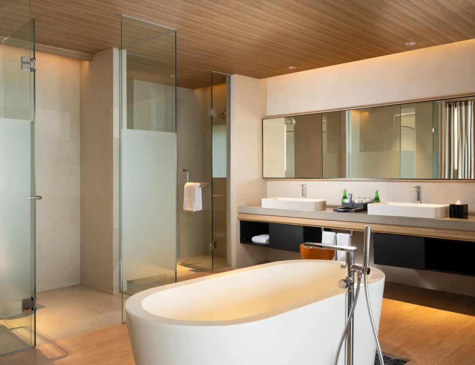 Shower in Royal Tulip Gunung Geulis Resort and Golf