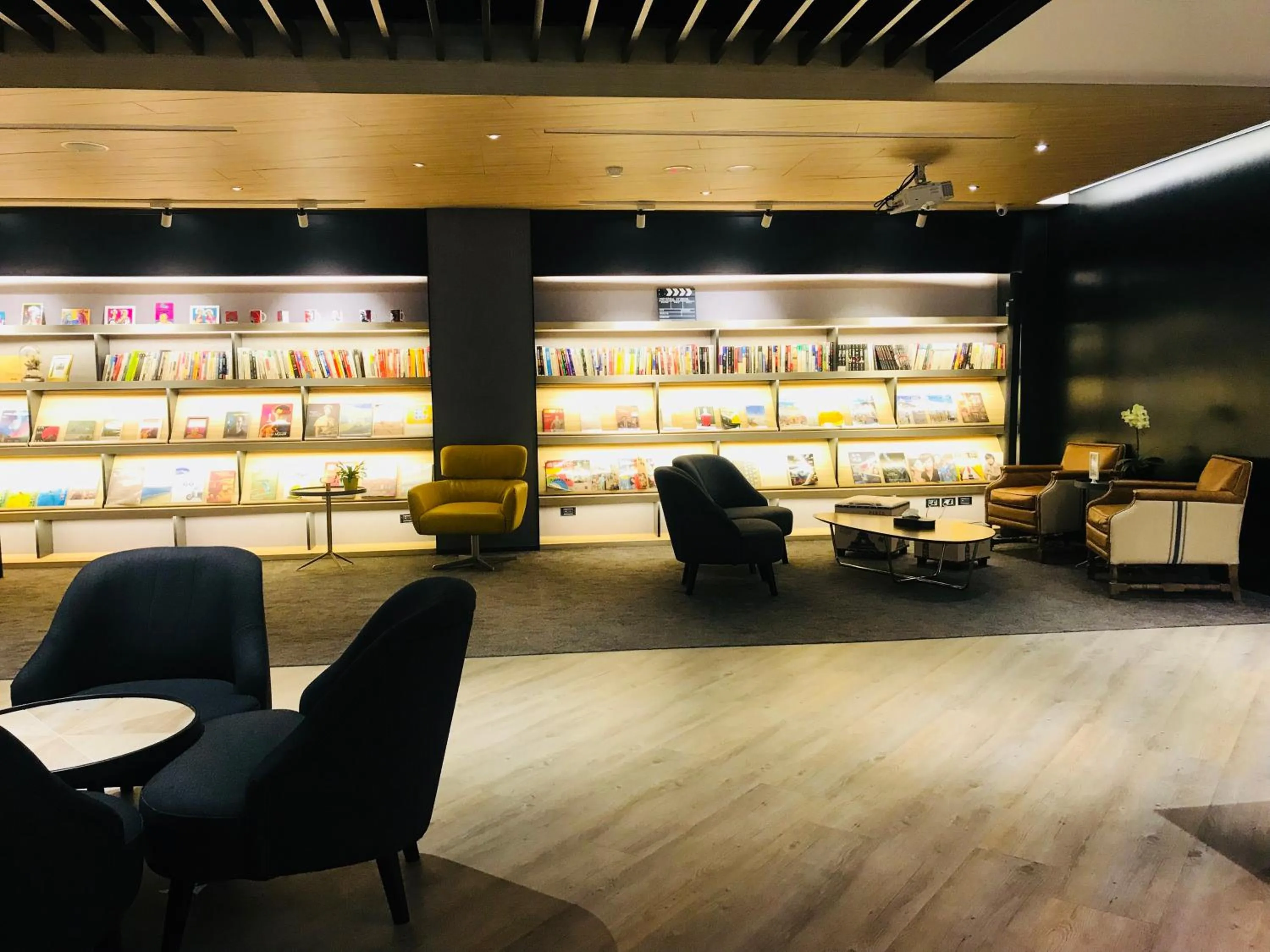 Library in Hub Hotel Zhongli