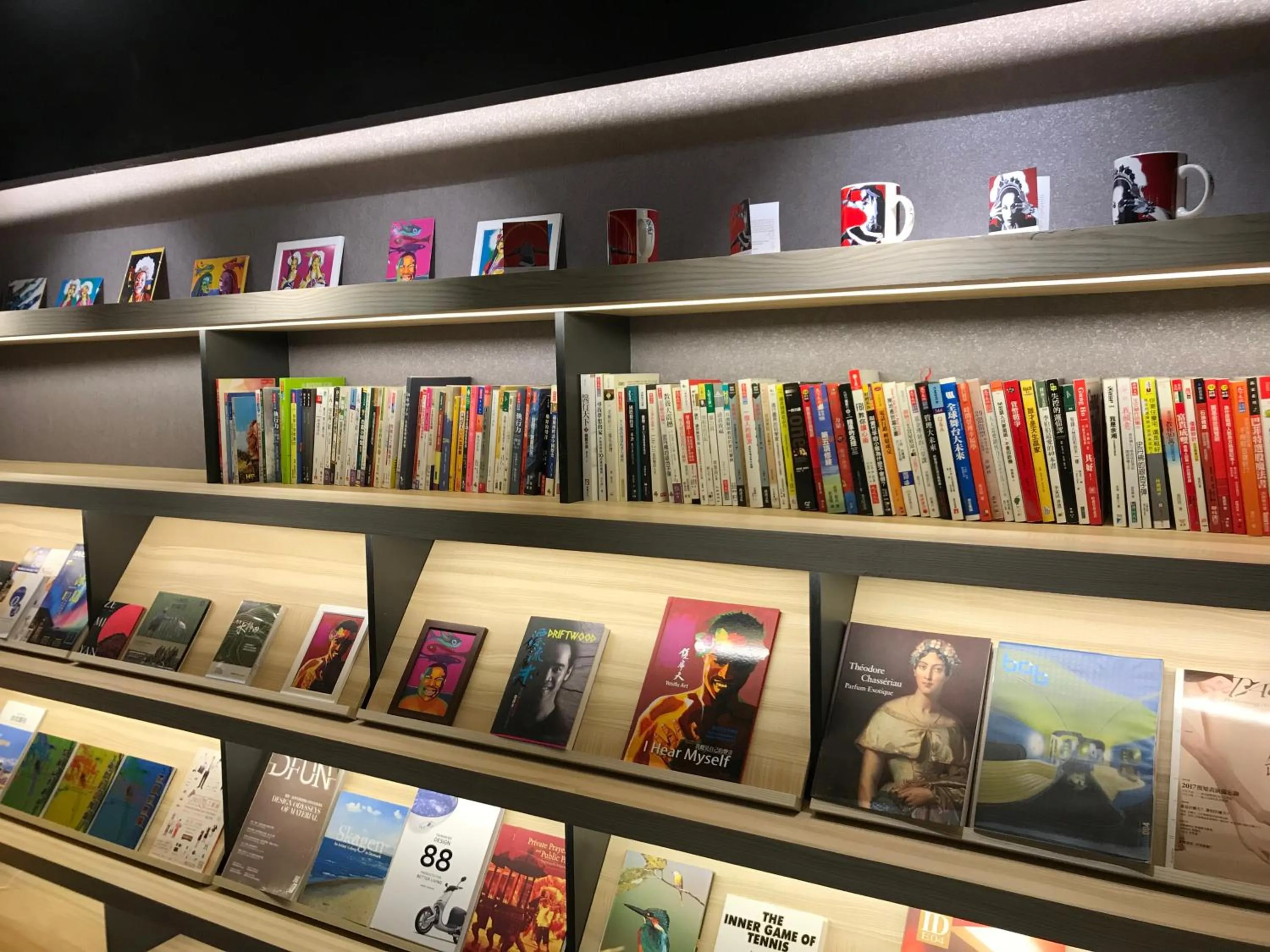 Library in Hub Hotel Zhongli