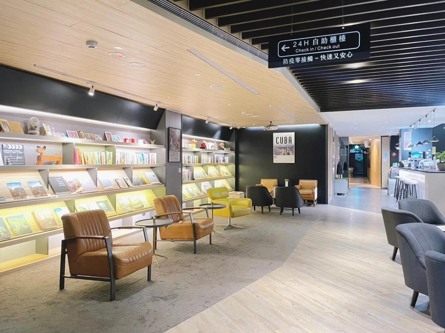Library in Hub Hotel Zhongli