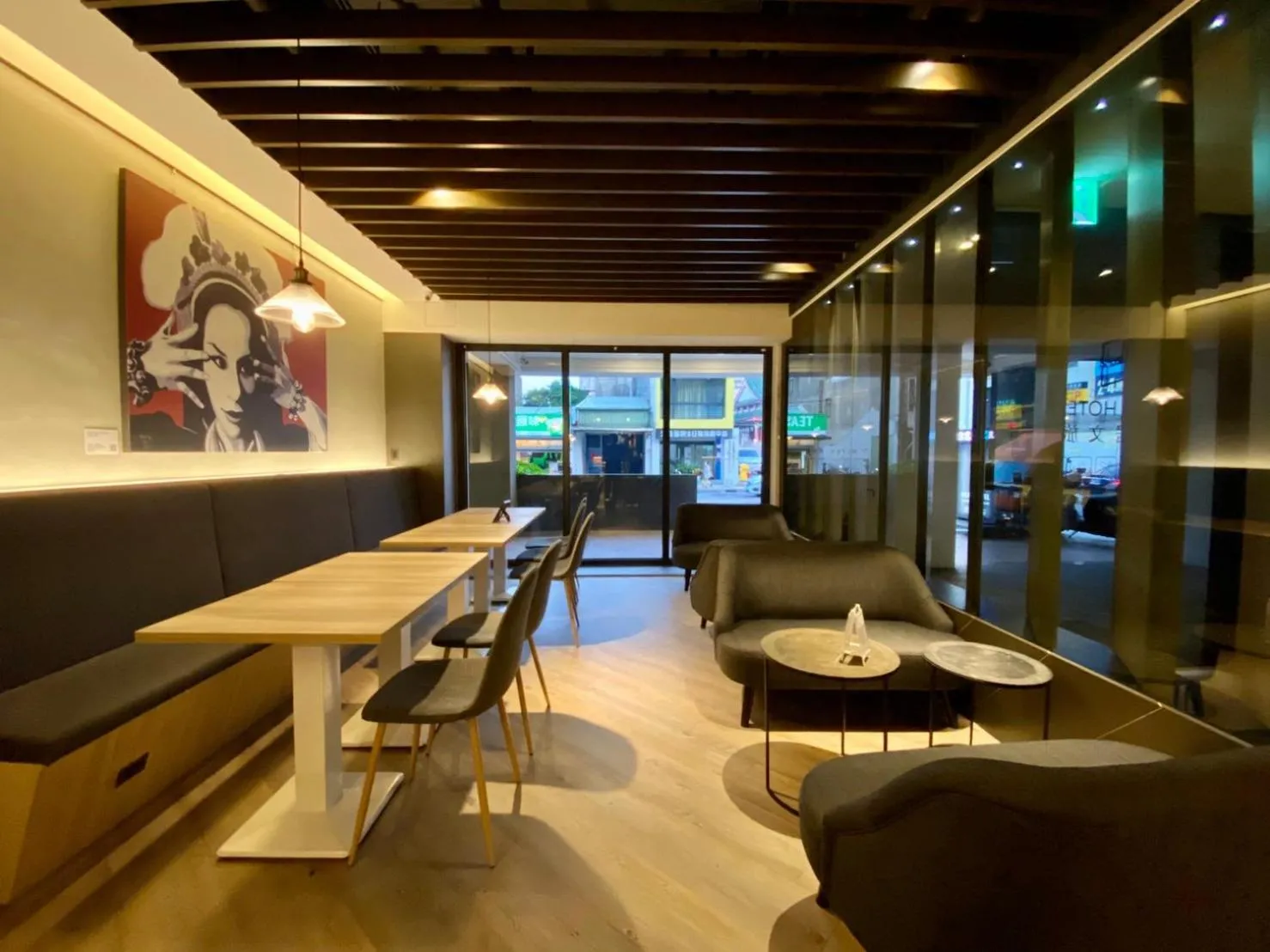 Library in Hub Hotel Zhongli