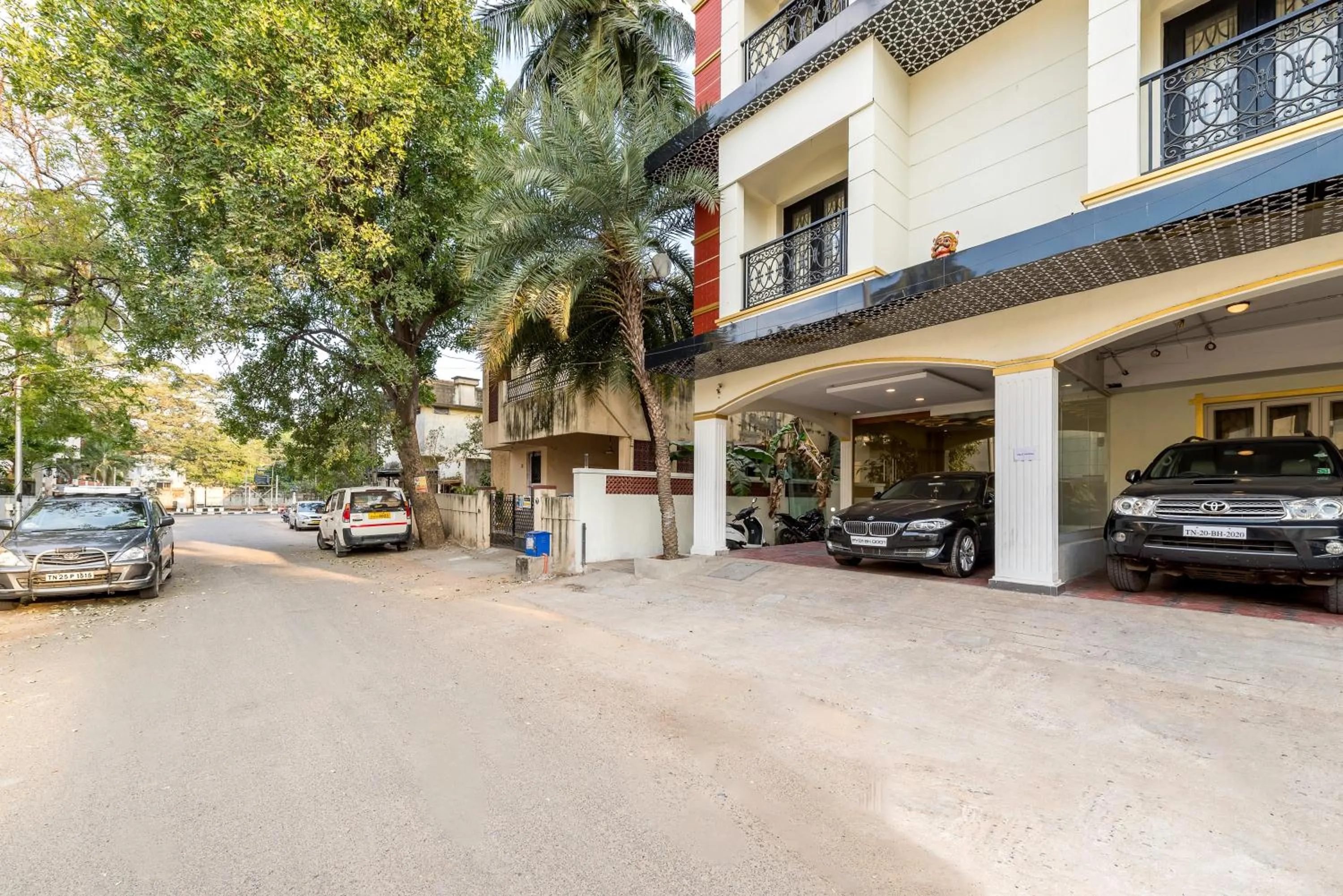 Facade/entrance in Treebo Elan