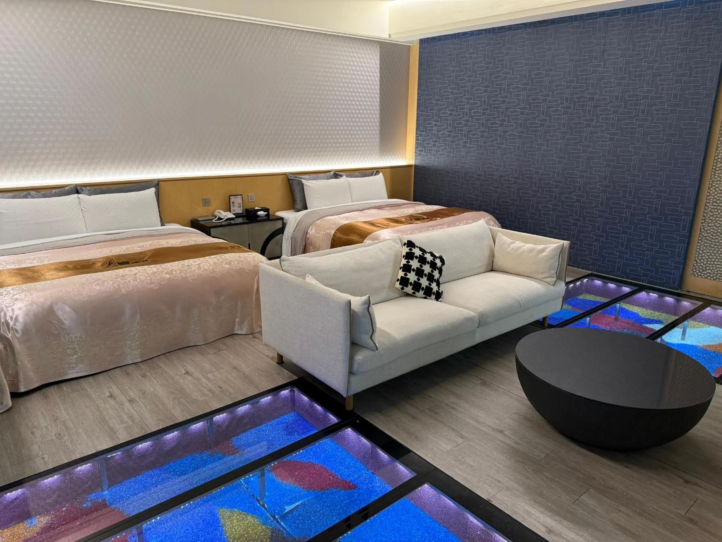 Property building, Bed in Xiadu Motel