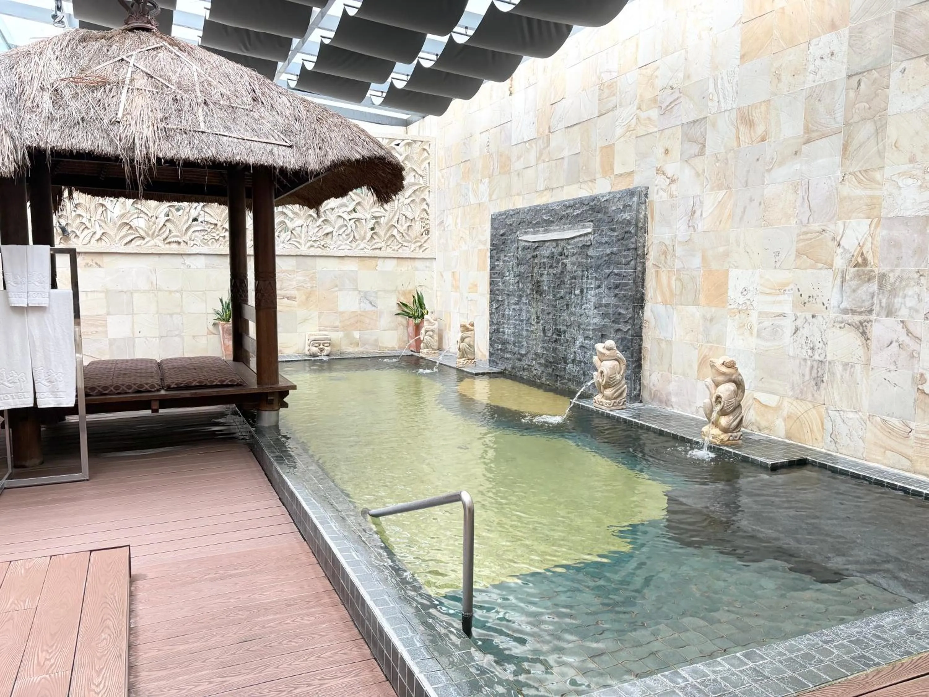 Swimming pool in Xiadu Motel