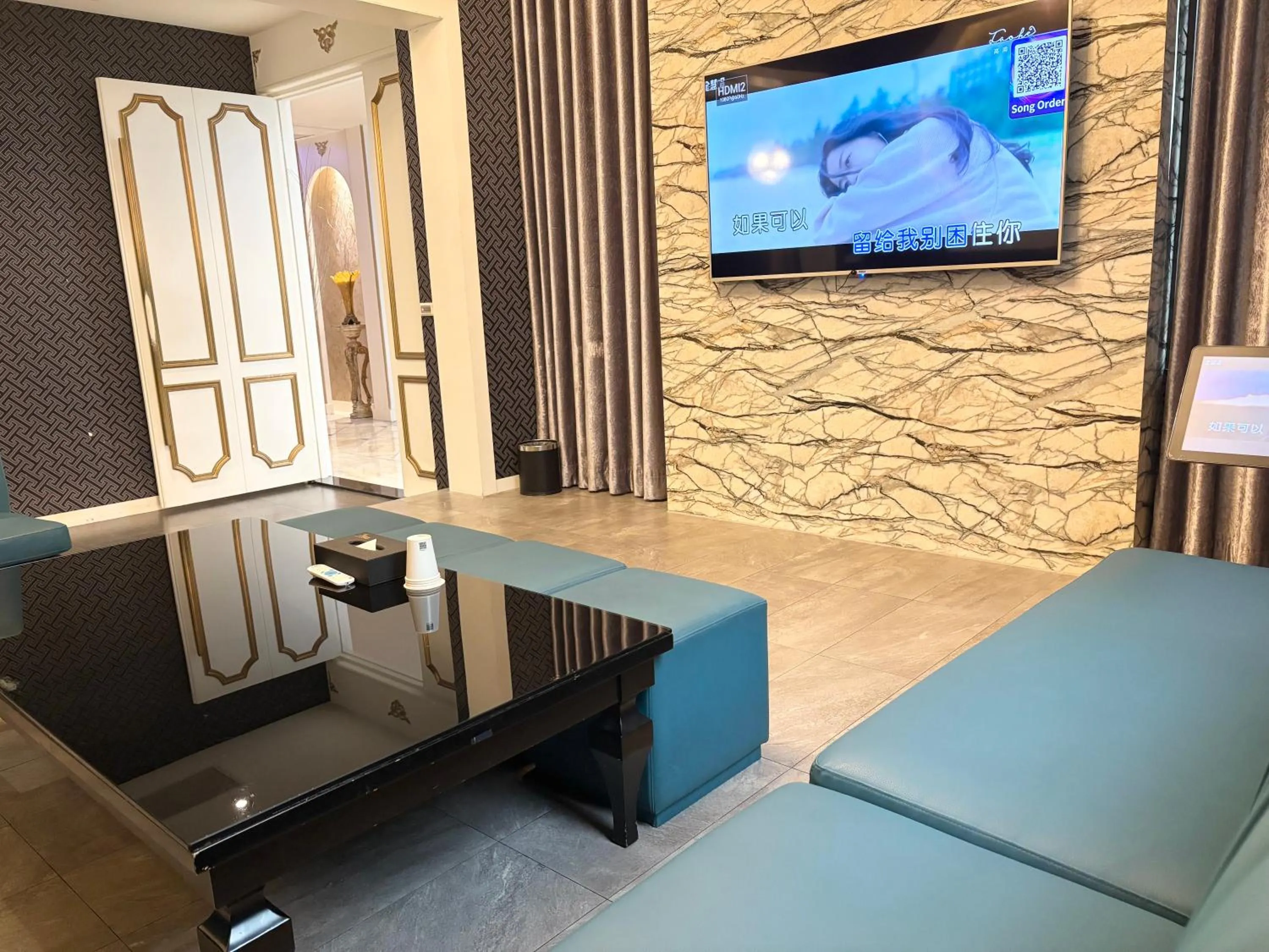 Karaoke, Bed in Xiadu Motel