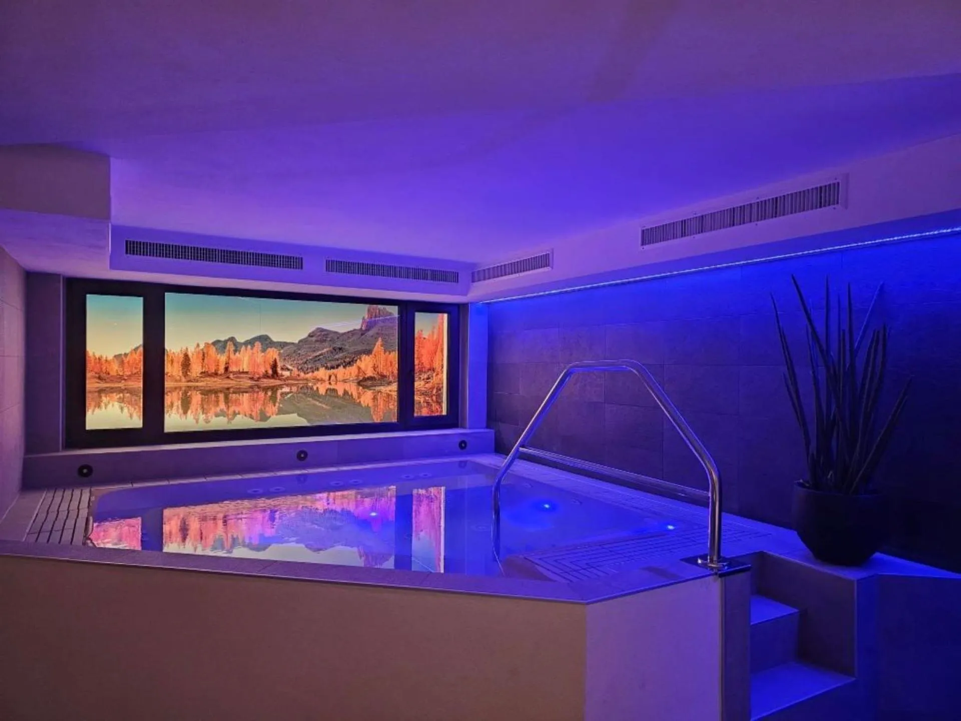 Hot Tub in Hotel Mirabel