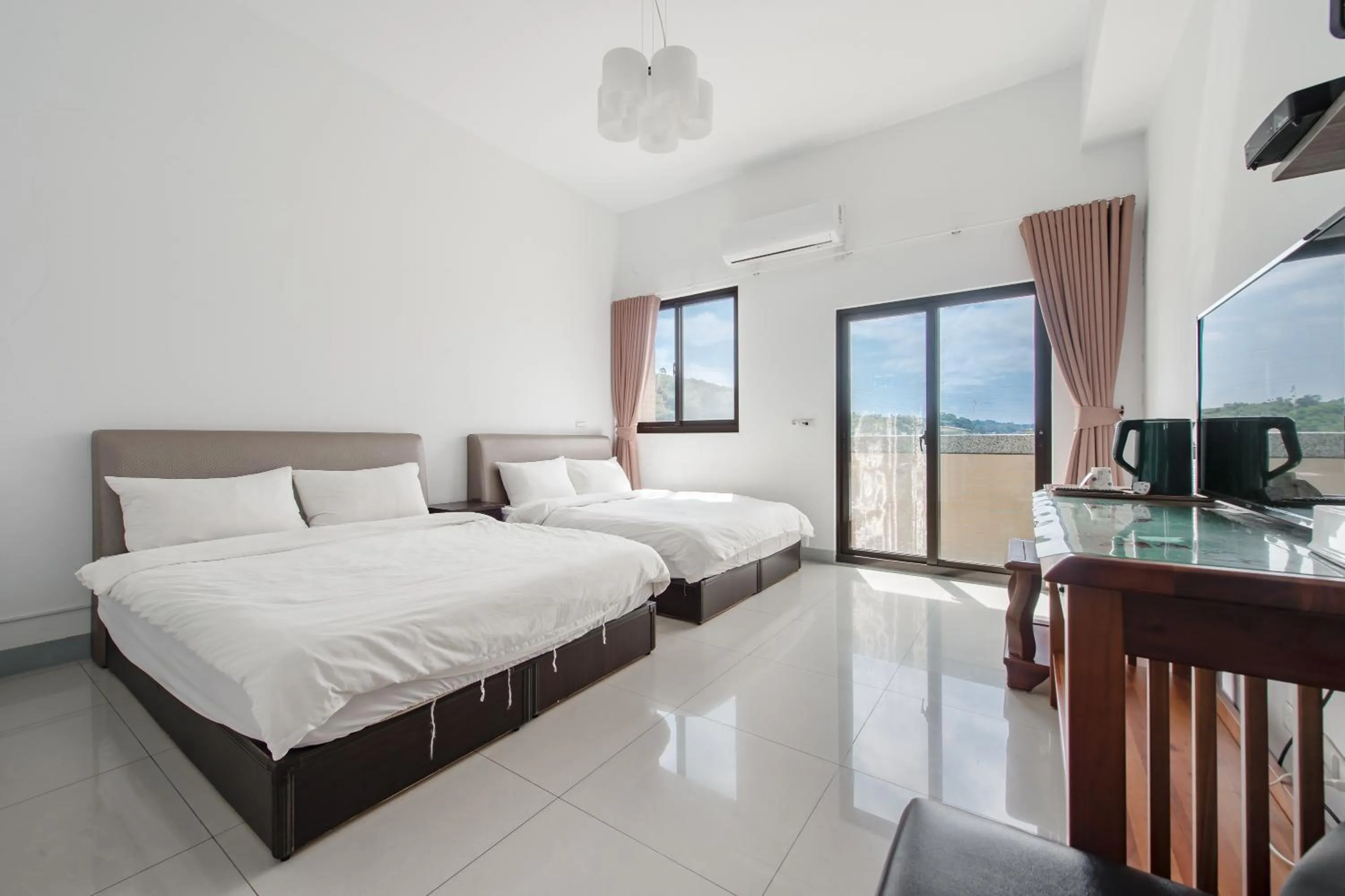 Photo of the whole room, Bed in Quan Ming B&B