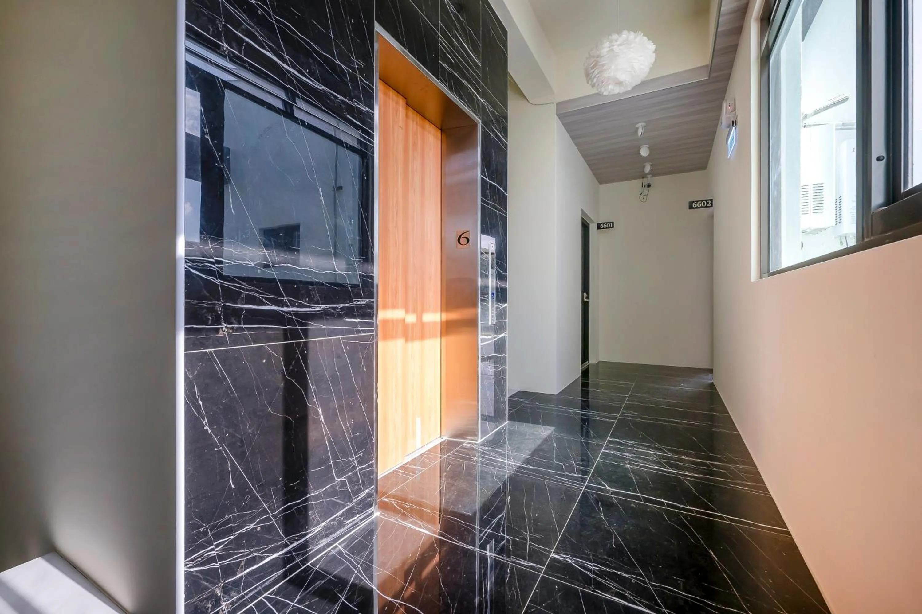 elevator in Quan Ming B&B