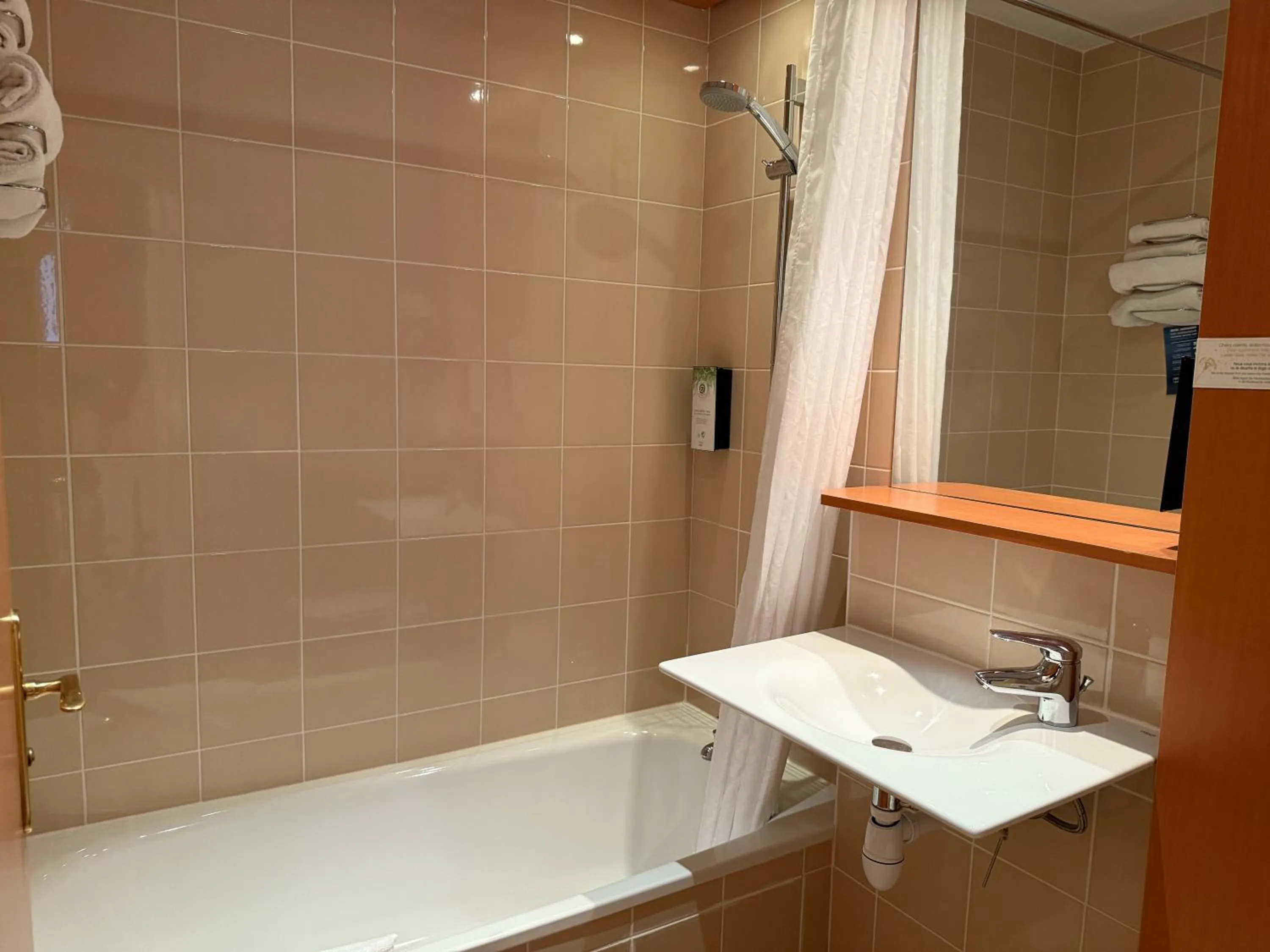 Shower in Kyriad Rennes Nord Hotel