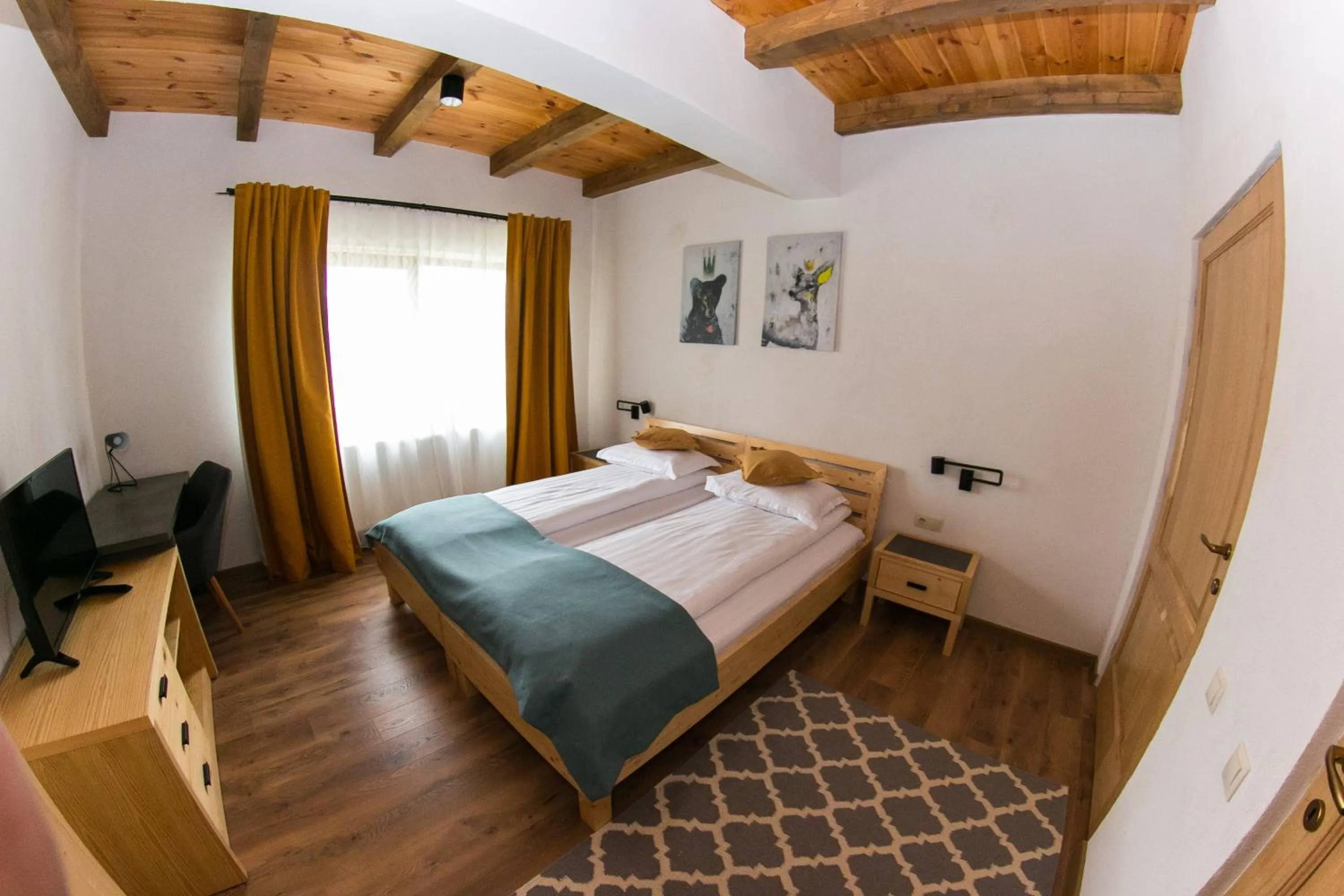 Bed in Pensiunea Banffy