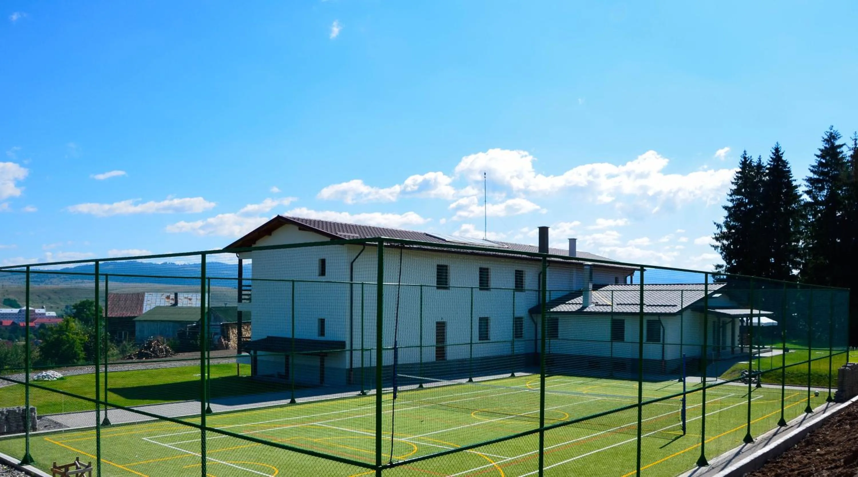 Tennis court in Pensiunea Banffy