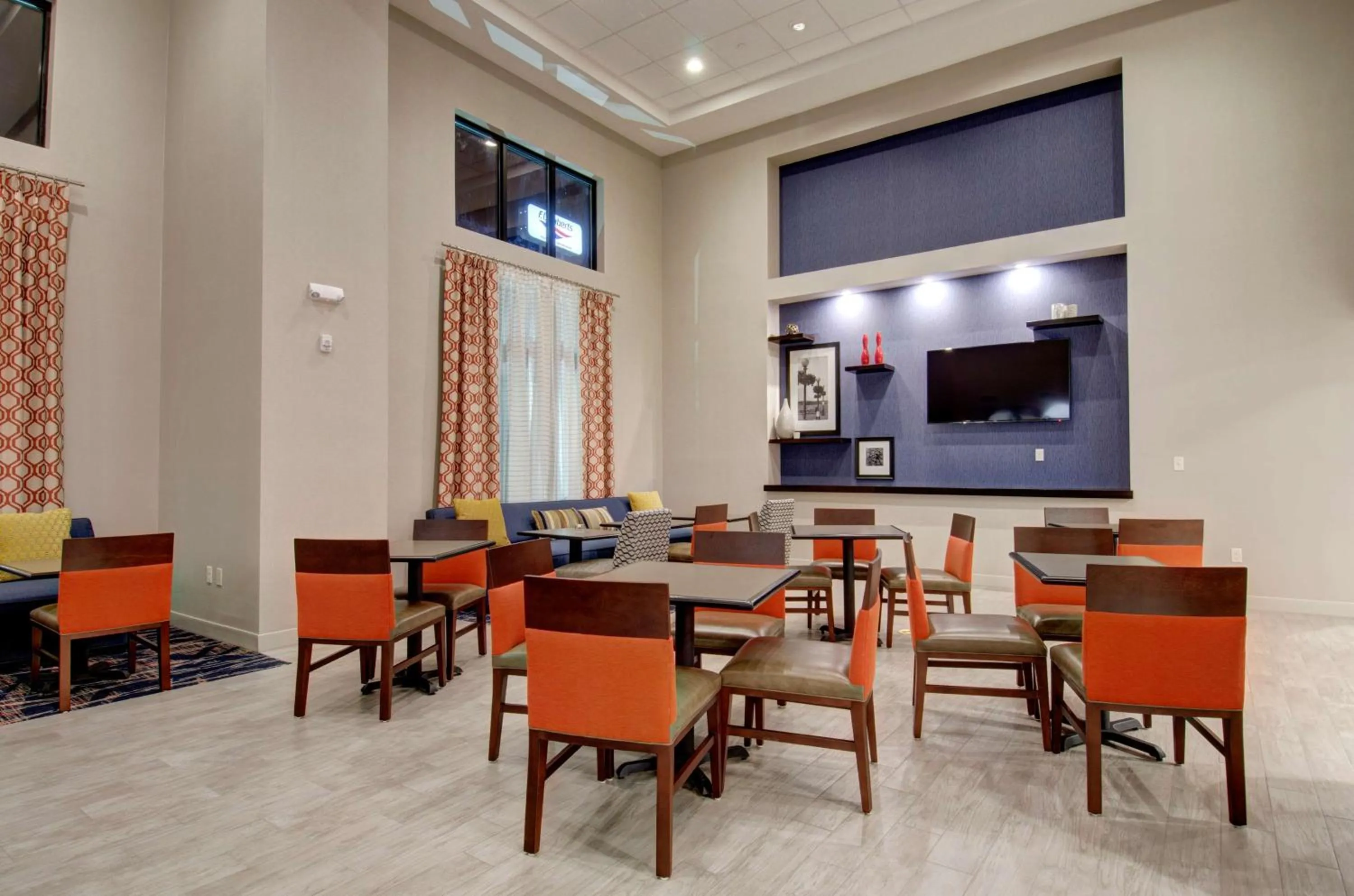 Dining area in Hampton Inn & Suites Springfield Downtown