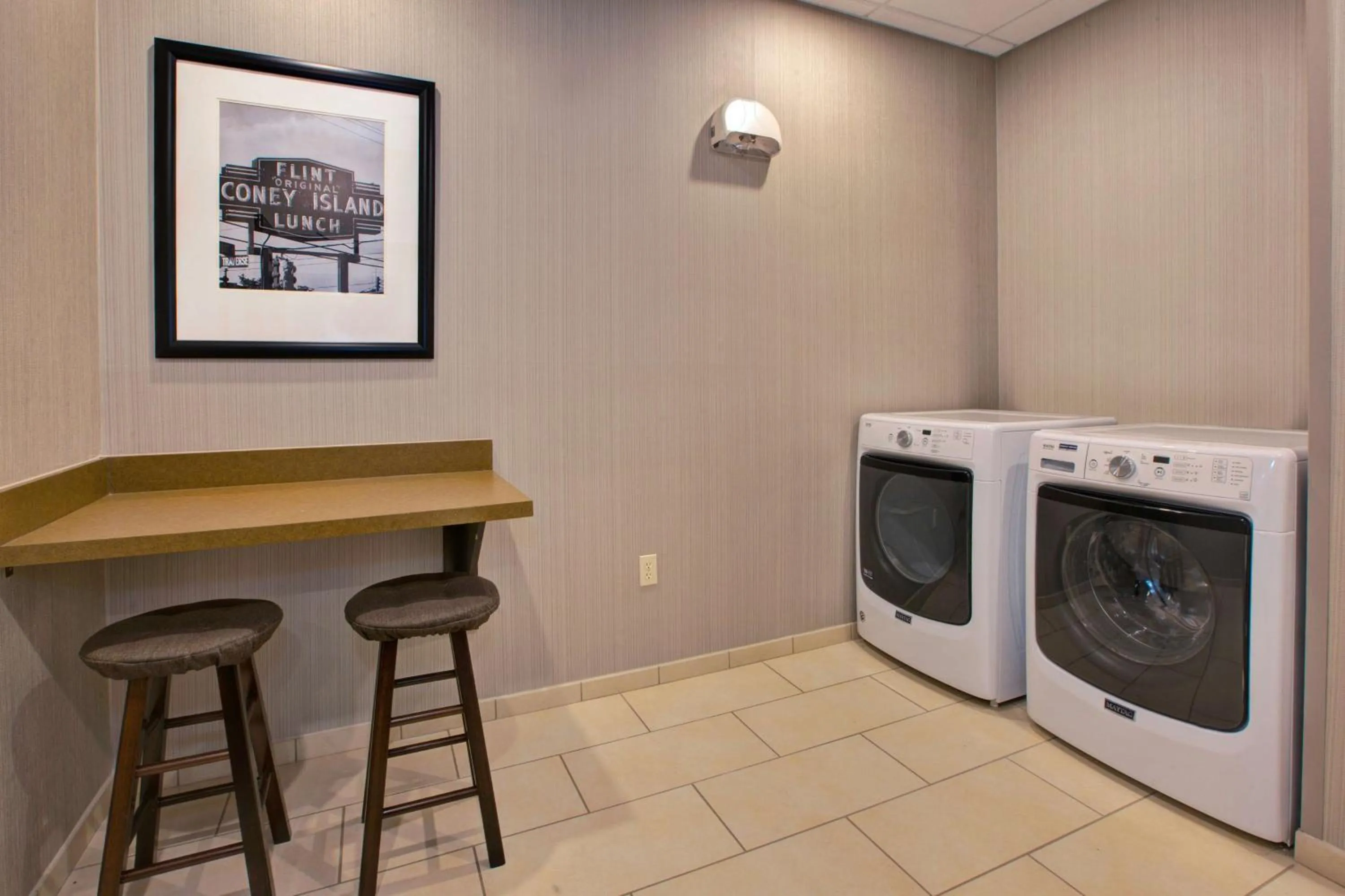 Property building in Hampton Inn and Suites Flint/Grand Blanc