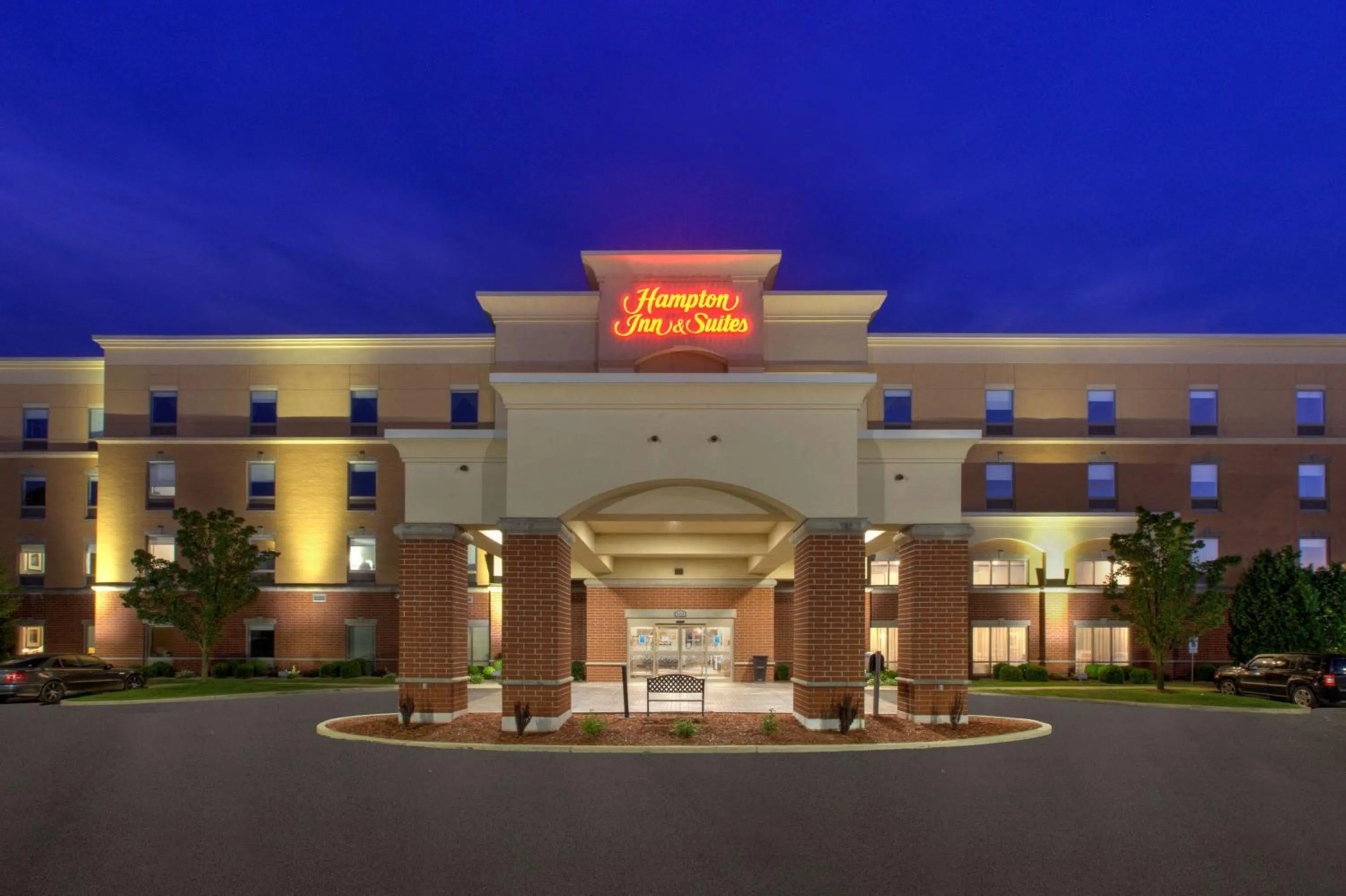 Property building in Hampton Inn and Suites Flint/Grand Blanc