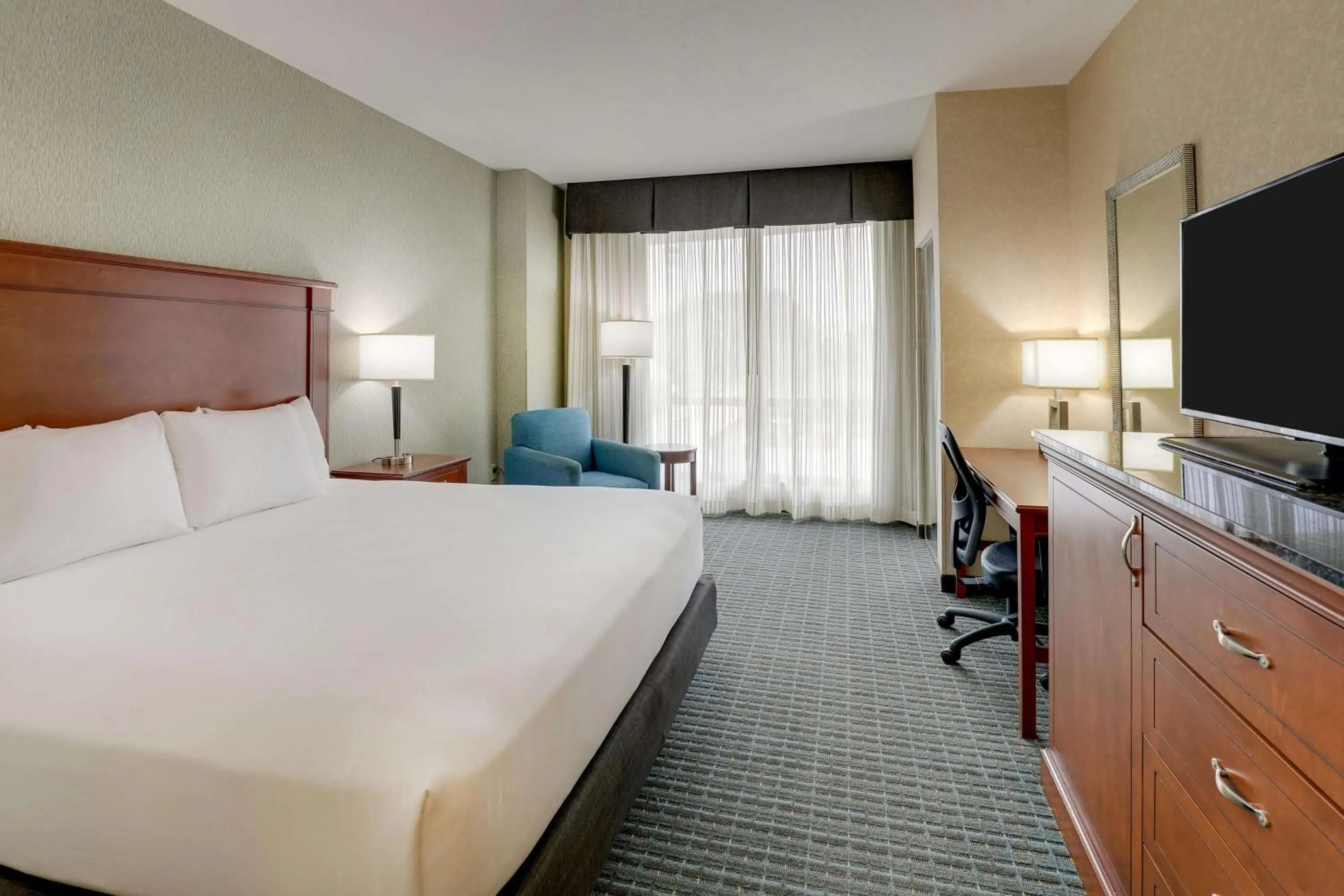 Bedroom, Bed in Drury Inn & Suites Grand Rapids