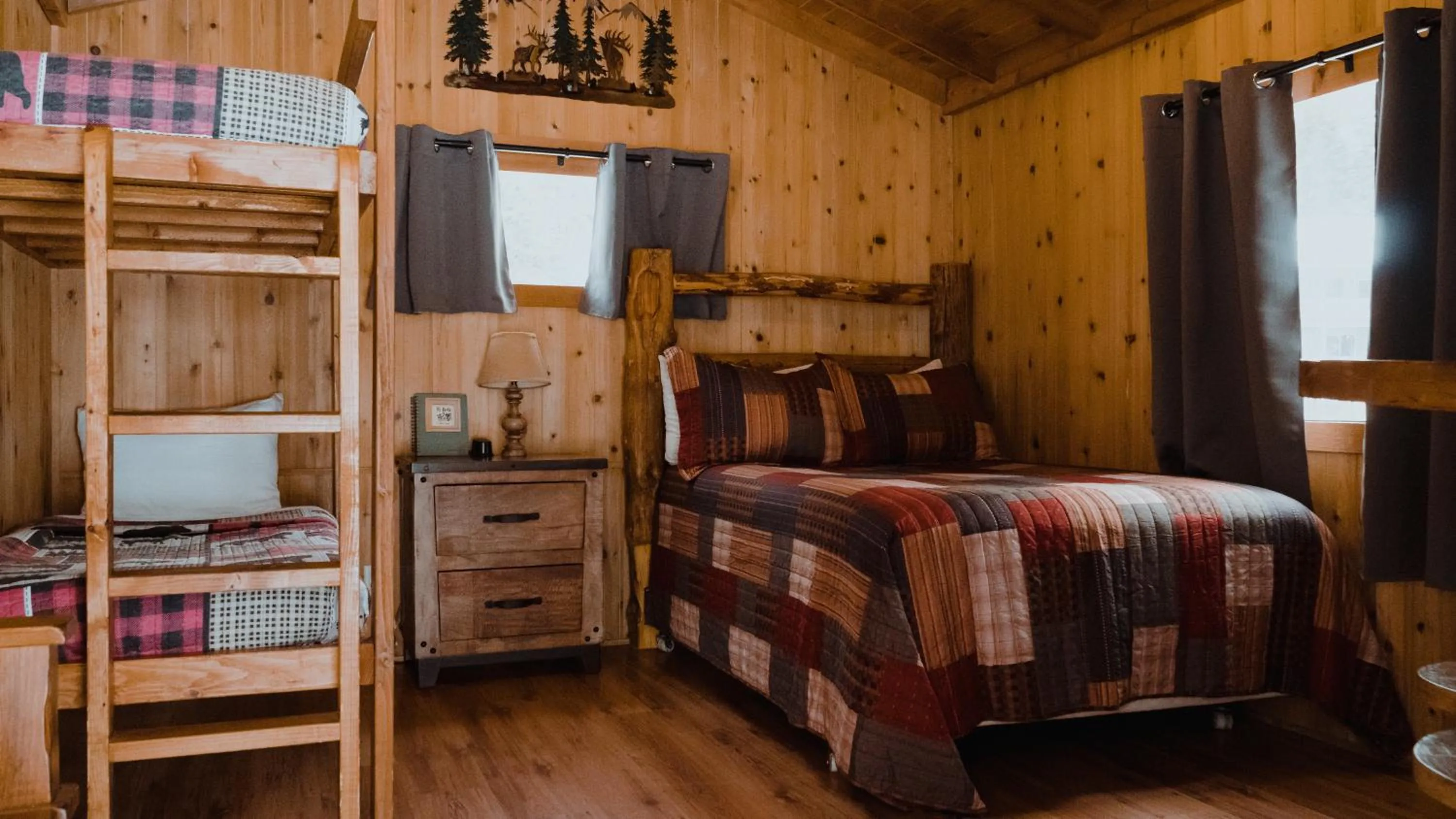 Bed in Ouray Riverside Resort - Inn & Cabins