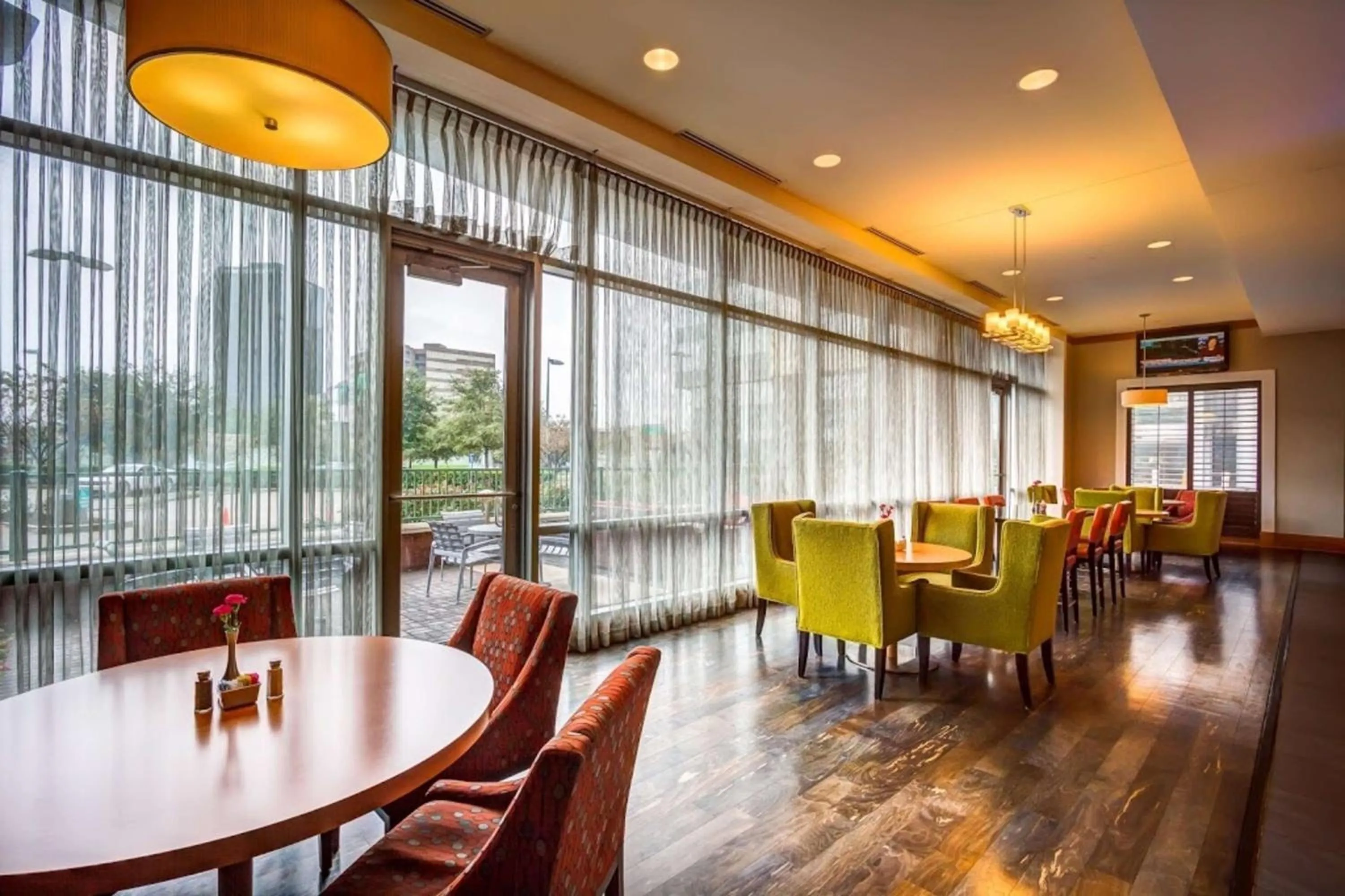 Restaurant/places to eat in Embassy Suites by Hilton Houston-Energy Corridor