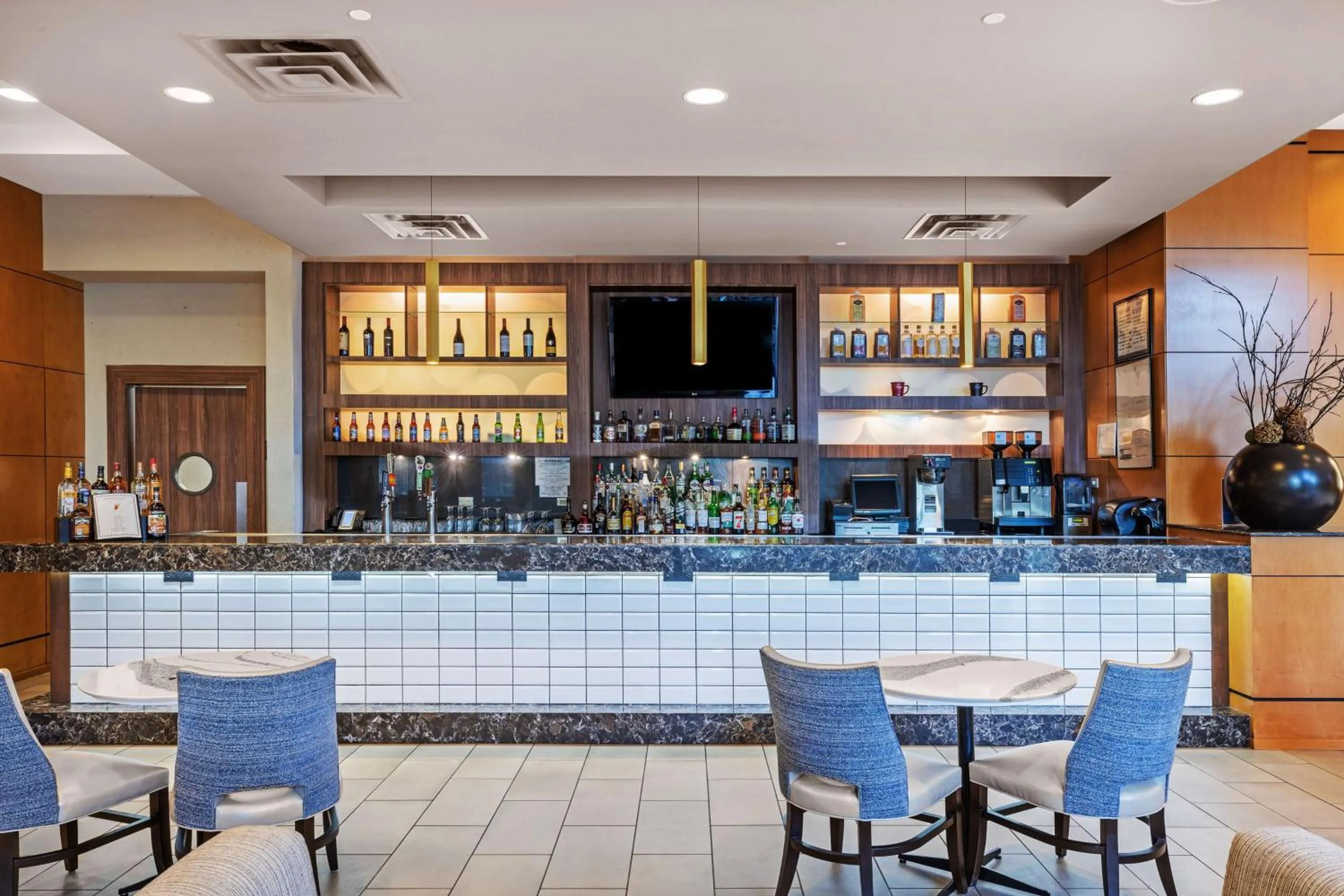 Lounge or bar in Embassy Suites by Hilton Houston-Energy Corridor