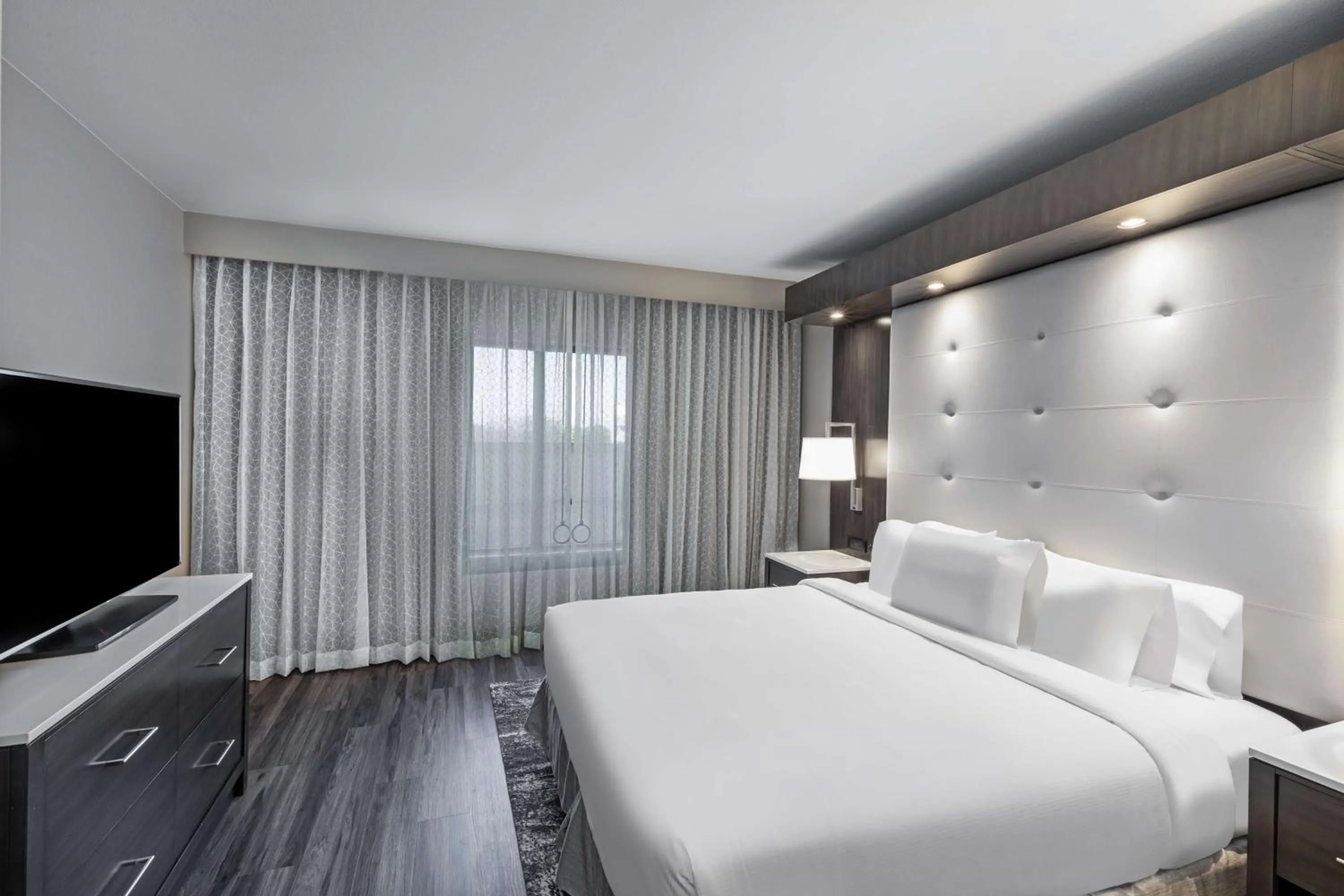 Bed in Embassy Suites by Hilton Houston-Energy Corridor