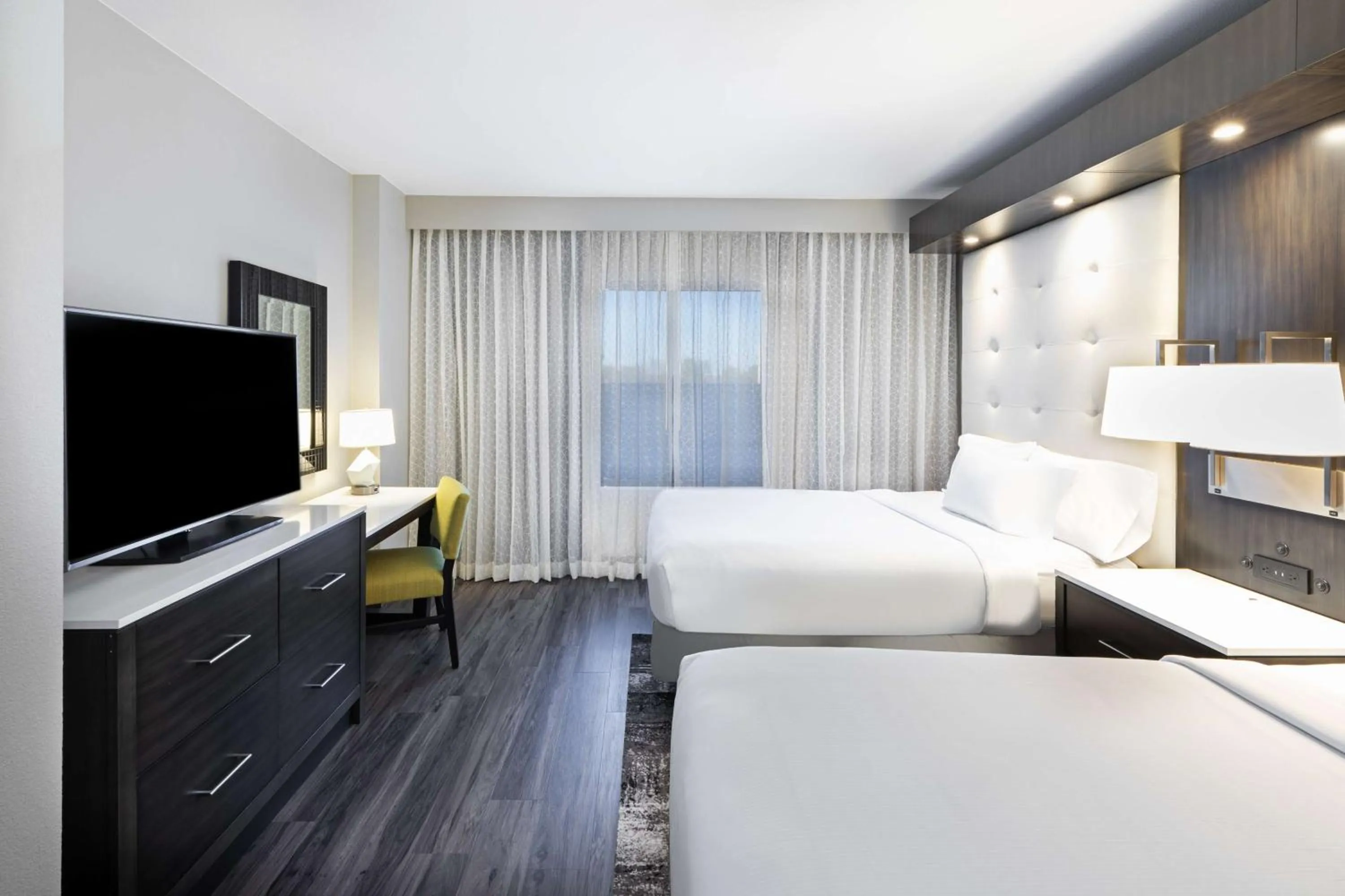 Bed in Embassy Suites by Hilton Houston-Energy Corridor