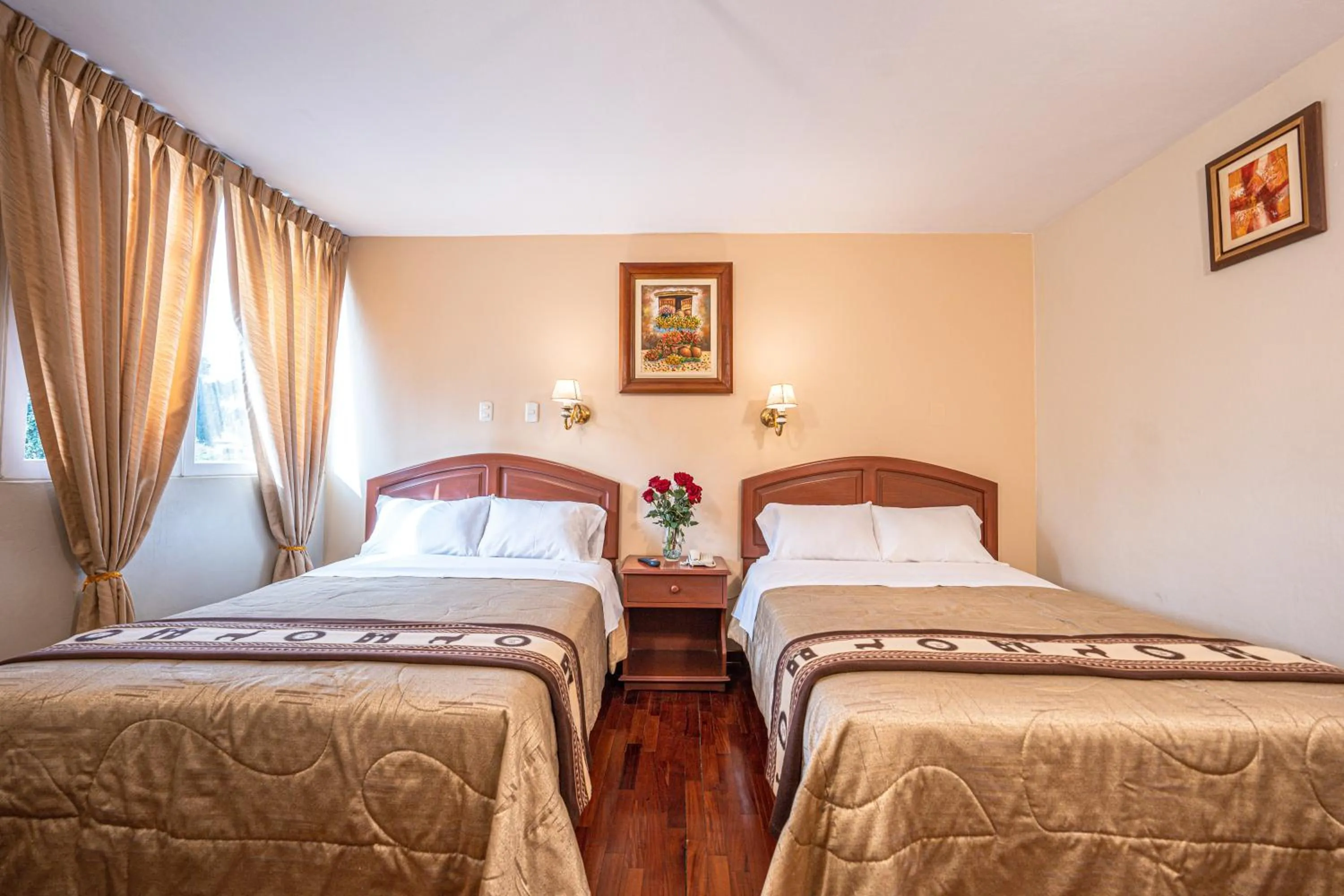 Bed in Hotel Manhattan Inn Airport